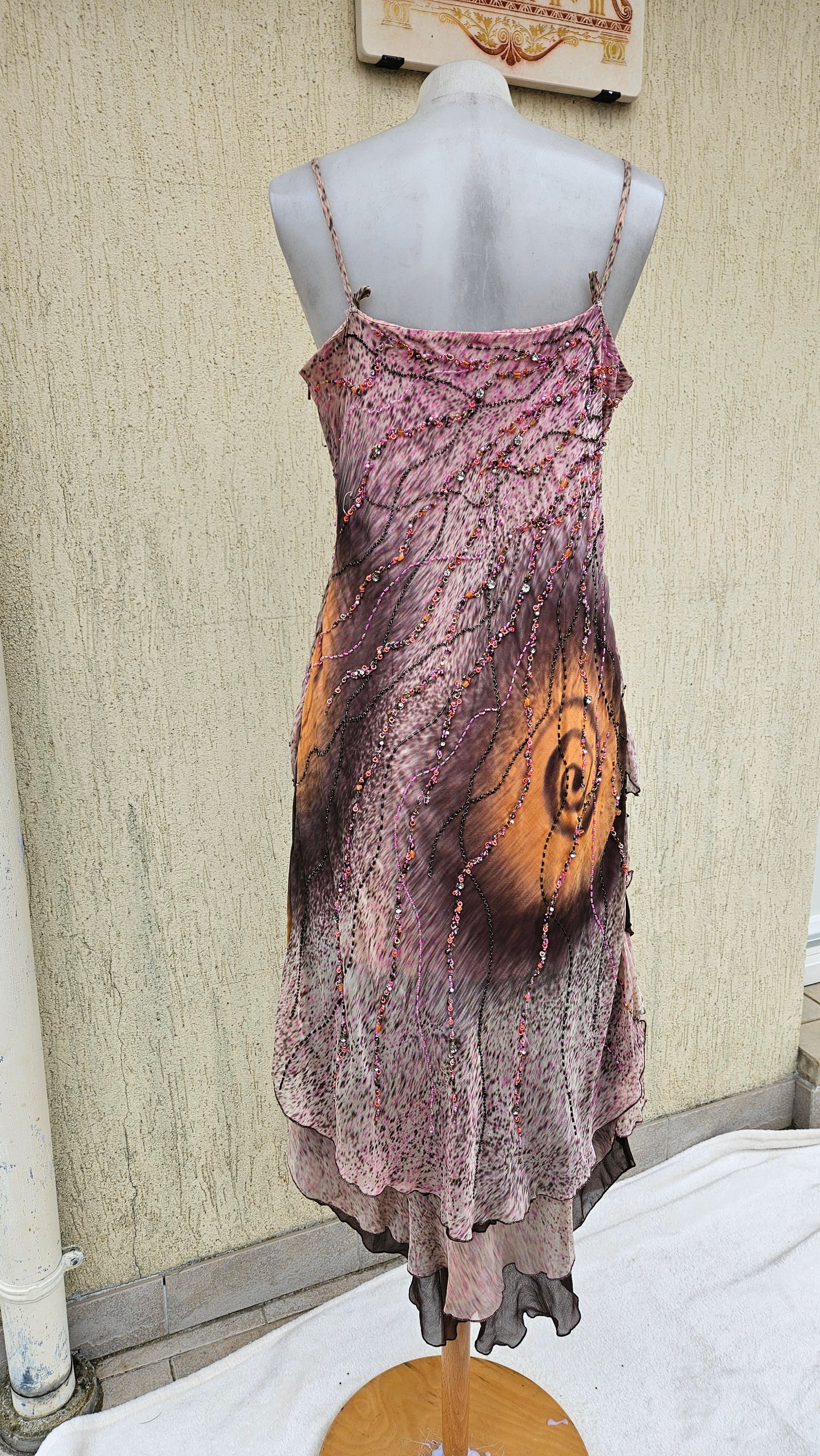 Robe asymétrique en soie brodée