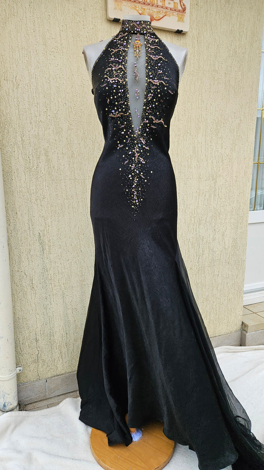 Longue robe noire brodée