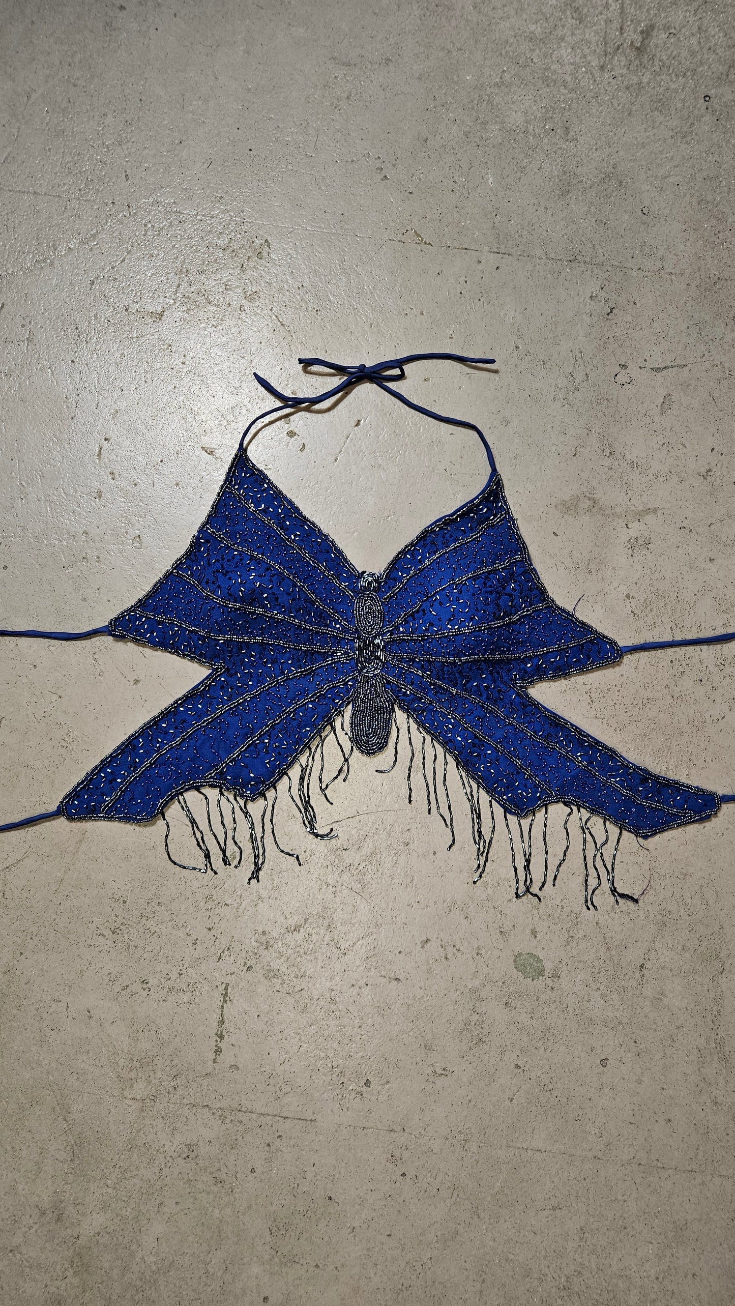Haut dos nu papillon bleu marine perles et sequins