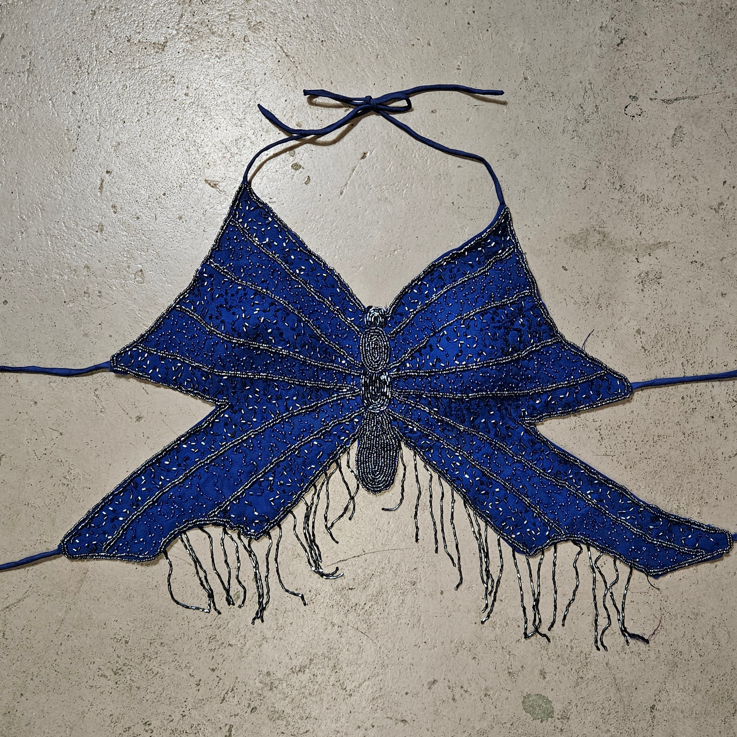 Haut dos nu papillon bleu marine perles et sequins