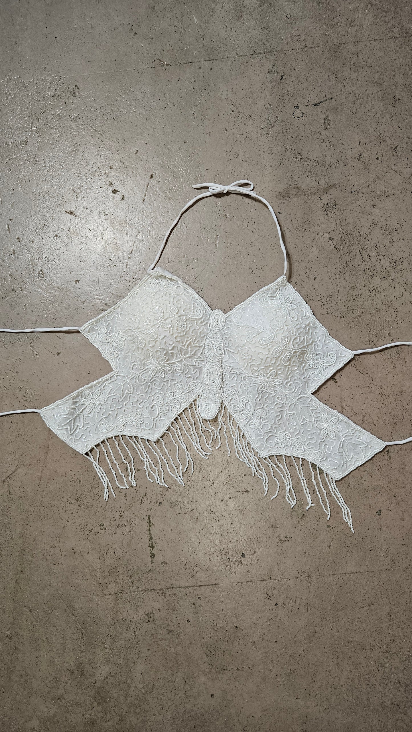 Haut dos nu papillon blanc perles et sequins