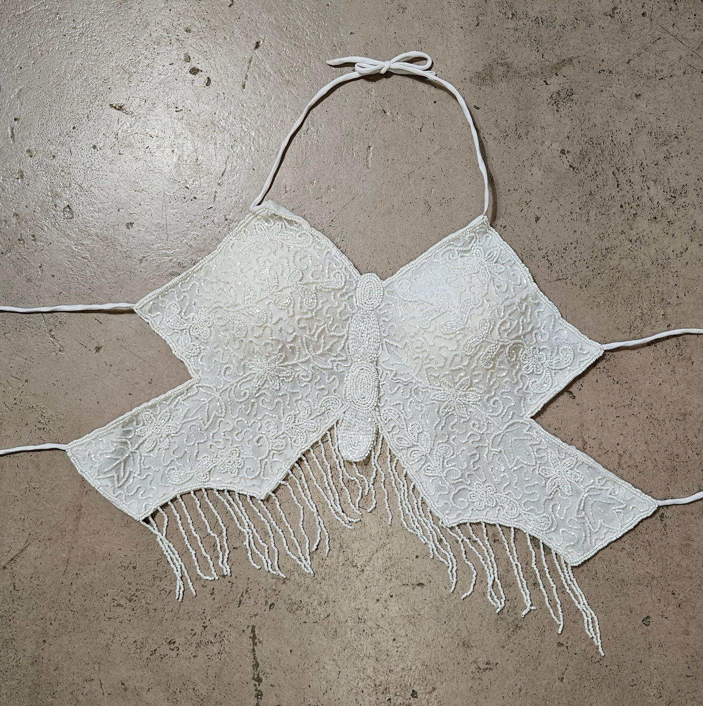 Haut dos nu papillon blanc perles et sequins