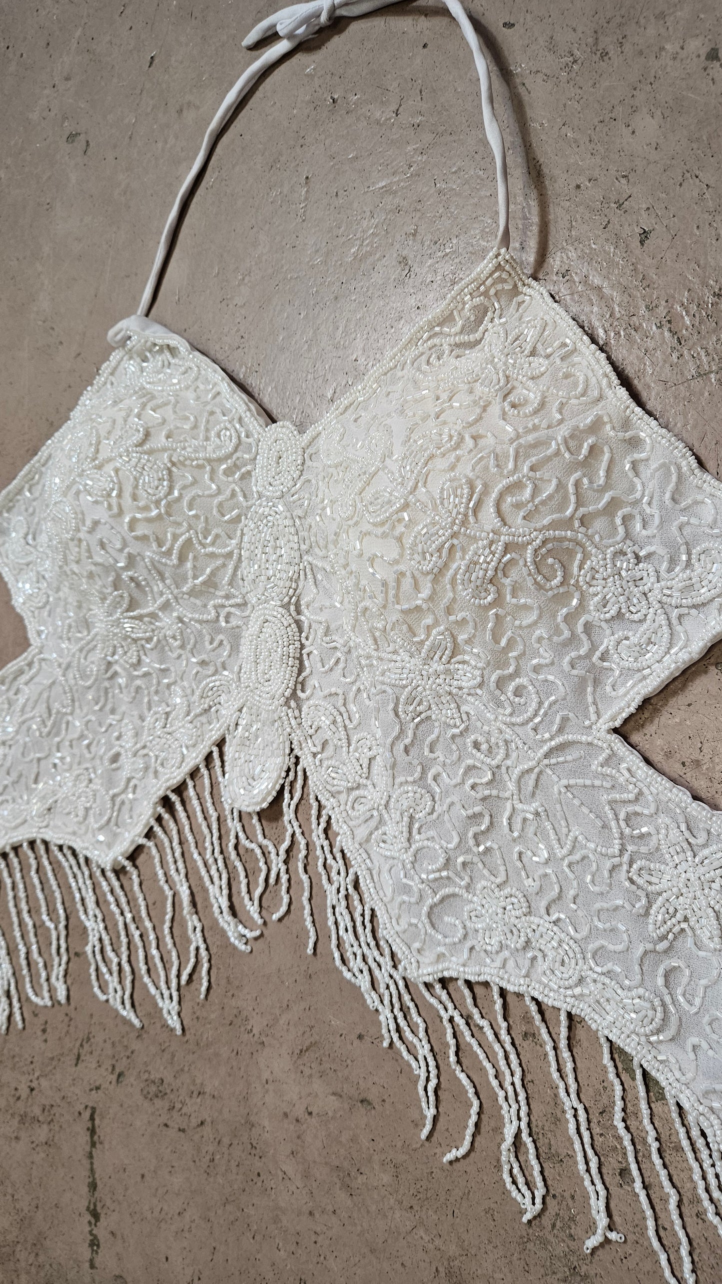 Haut dos nu papillon blanc perles et sequins