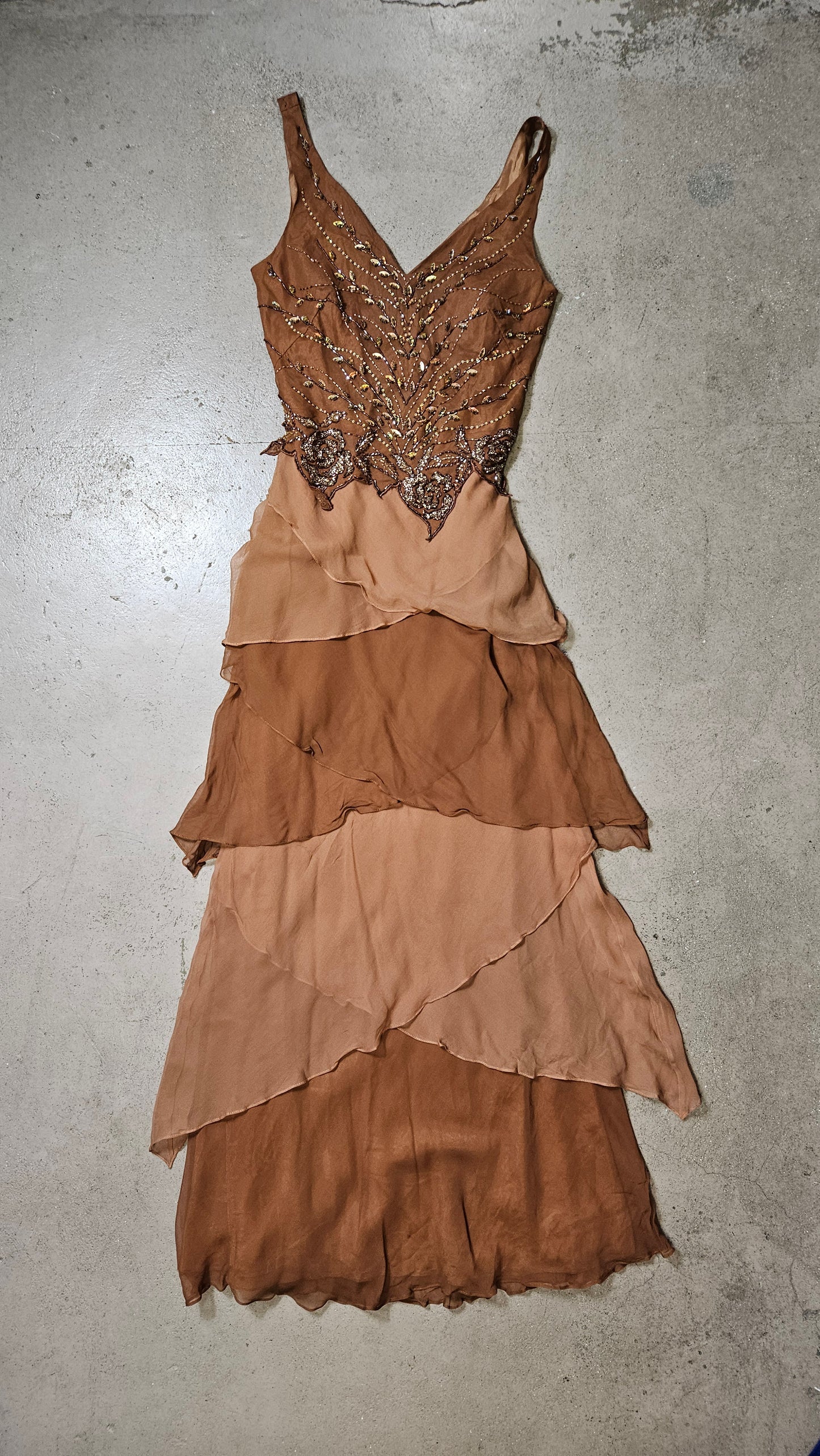 Robe en soie brodée