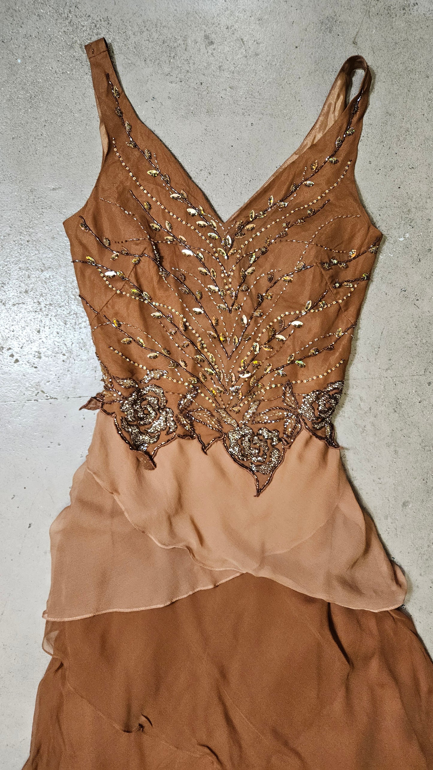 Robe en soie brodée