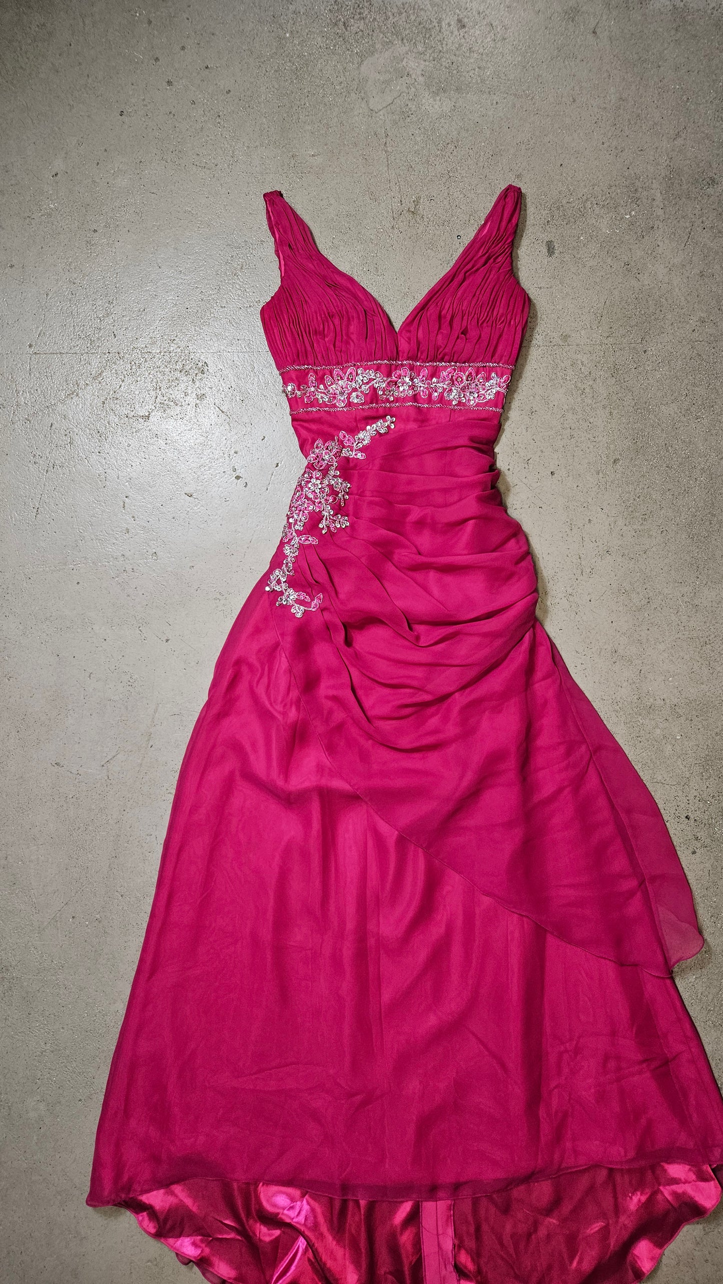 Longue robe brodée rose