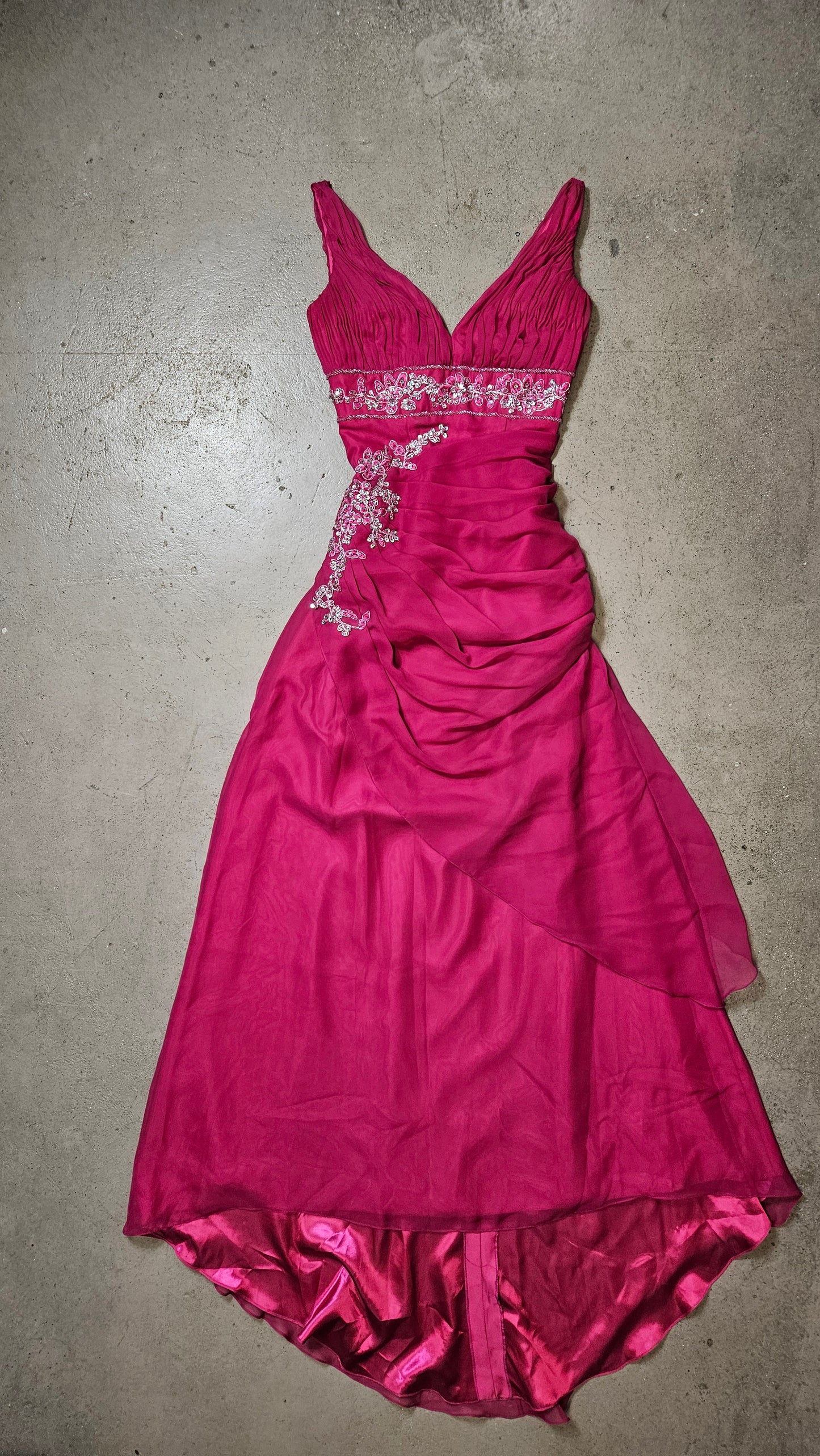 Longue robe brodée rose