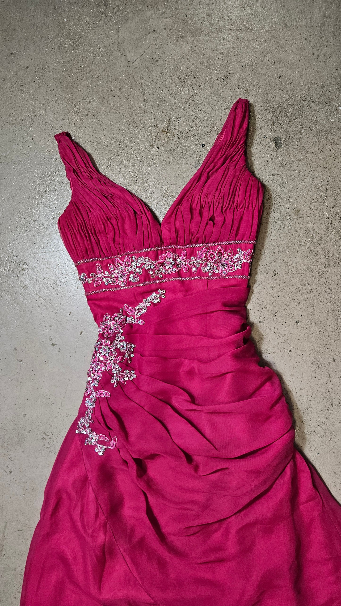 Longue robe brodée rose