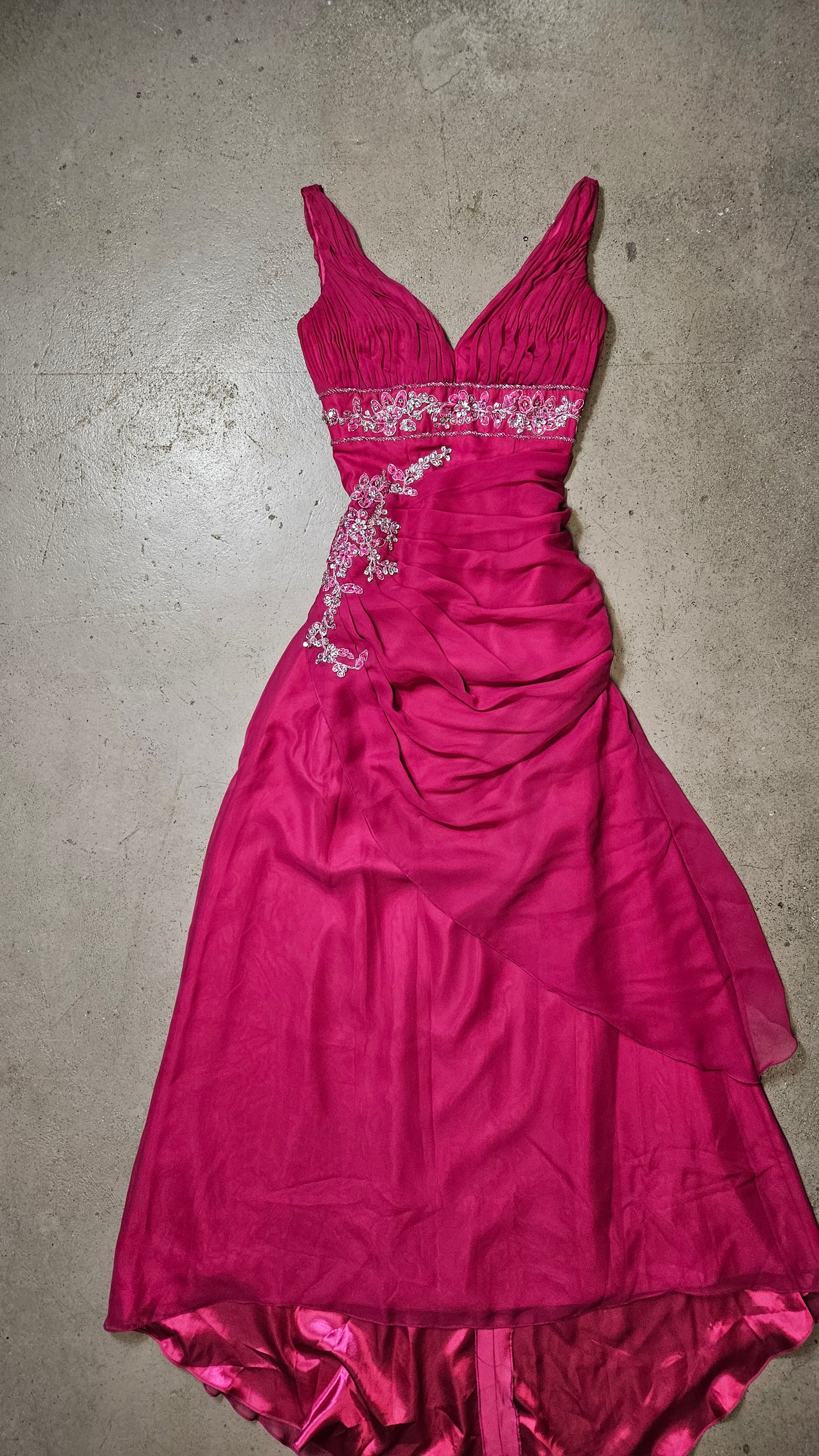 Longue robe brodée rose