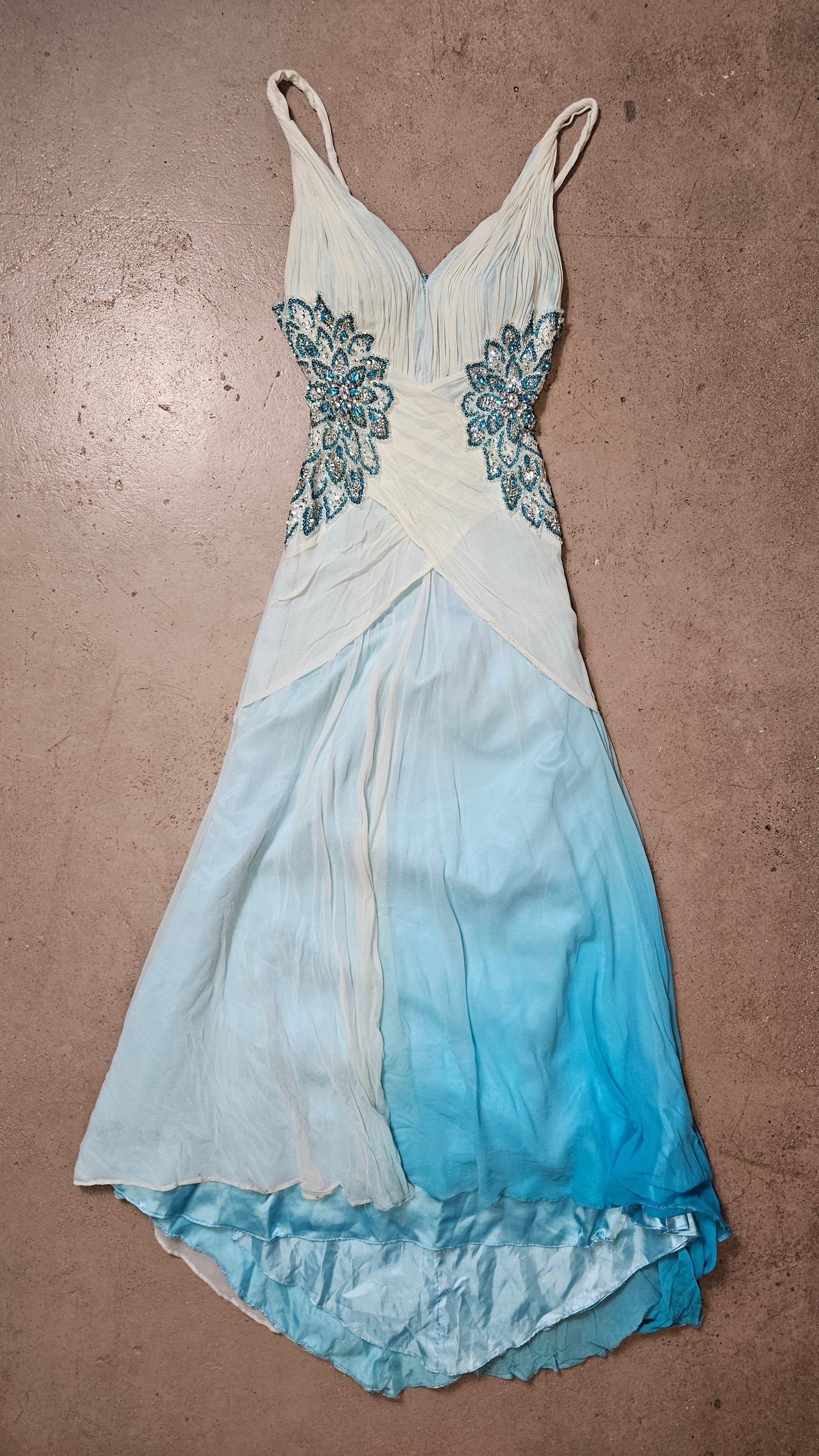 Robe en soie brodée bleu et blanche