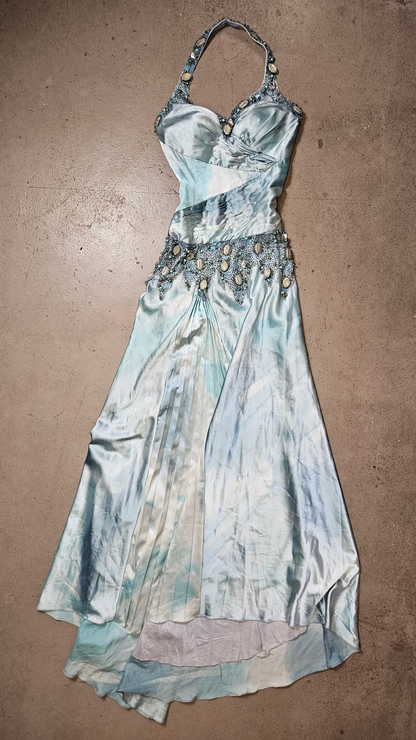 Longue robe dos nu brodée tons bleus