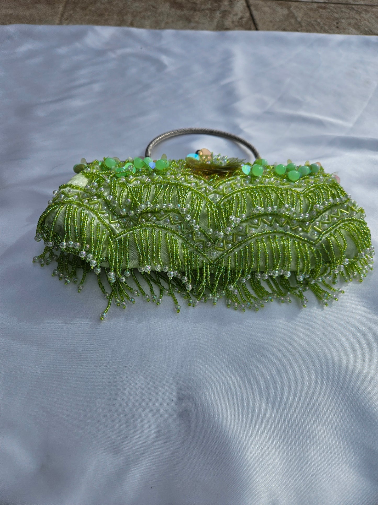 Petit sac vert brodé