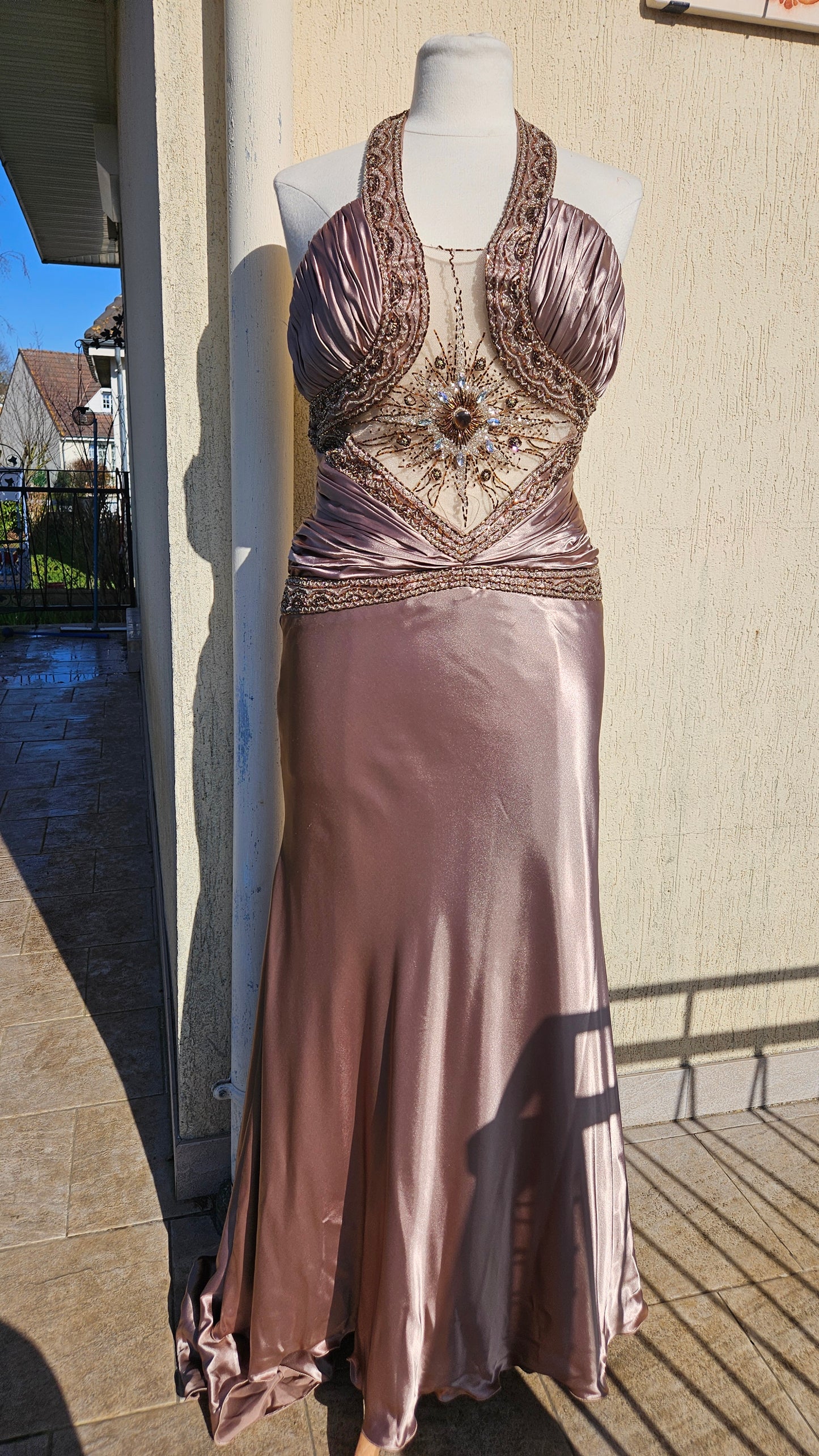 Robe dos nu satinée et brodée