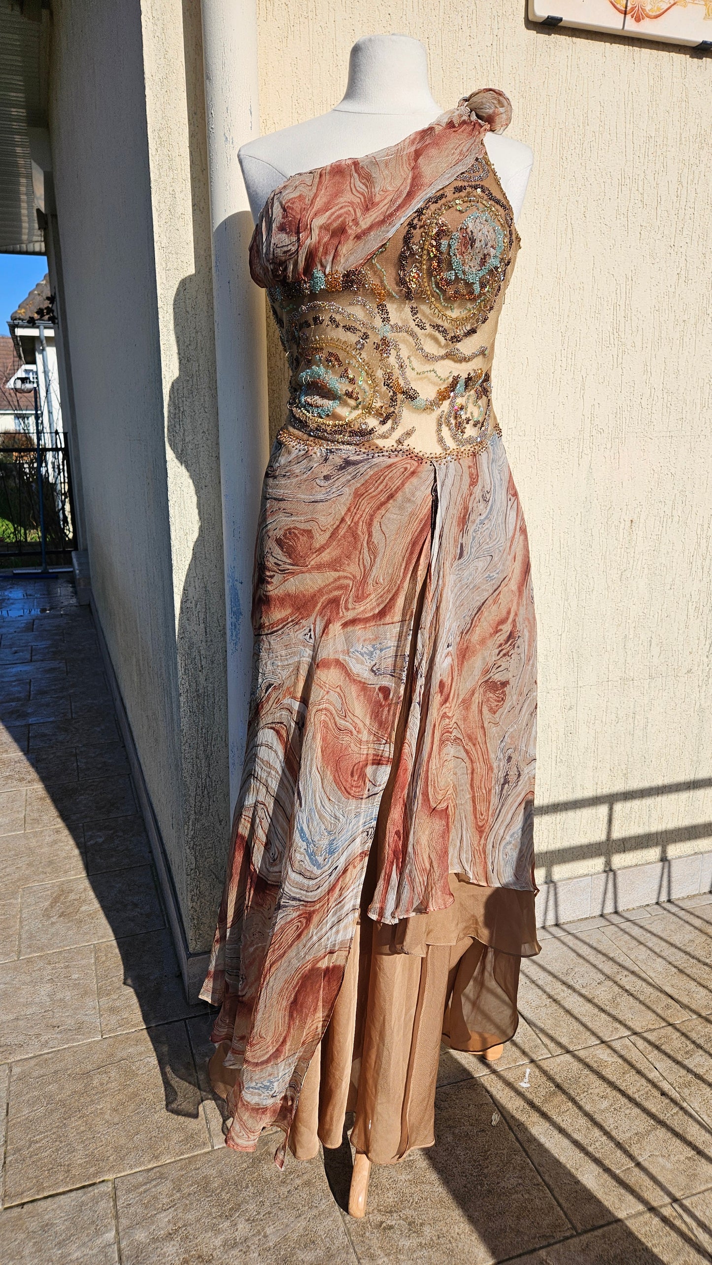 Maxi robe en soie brodée