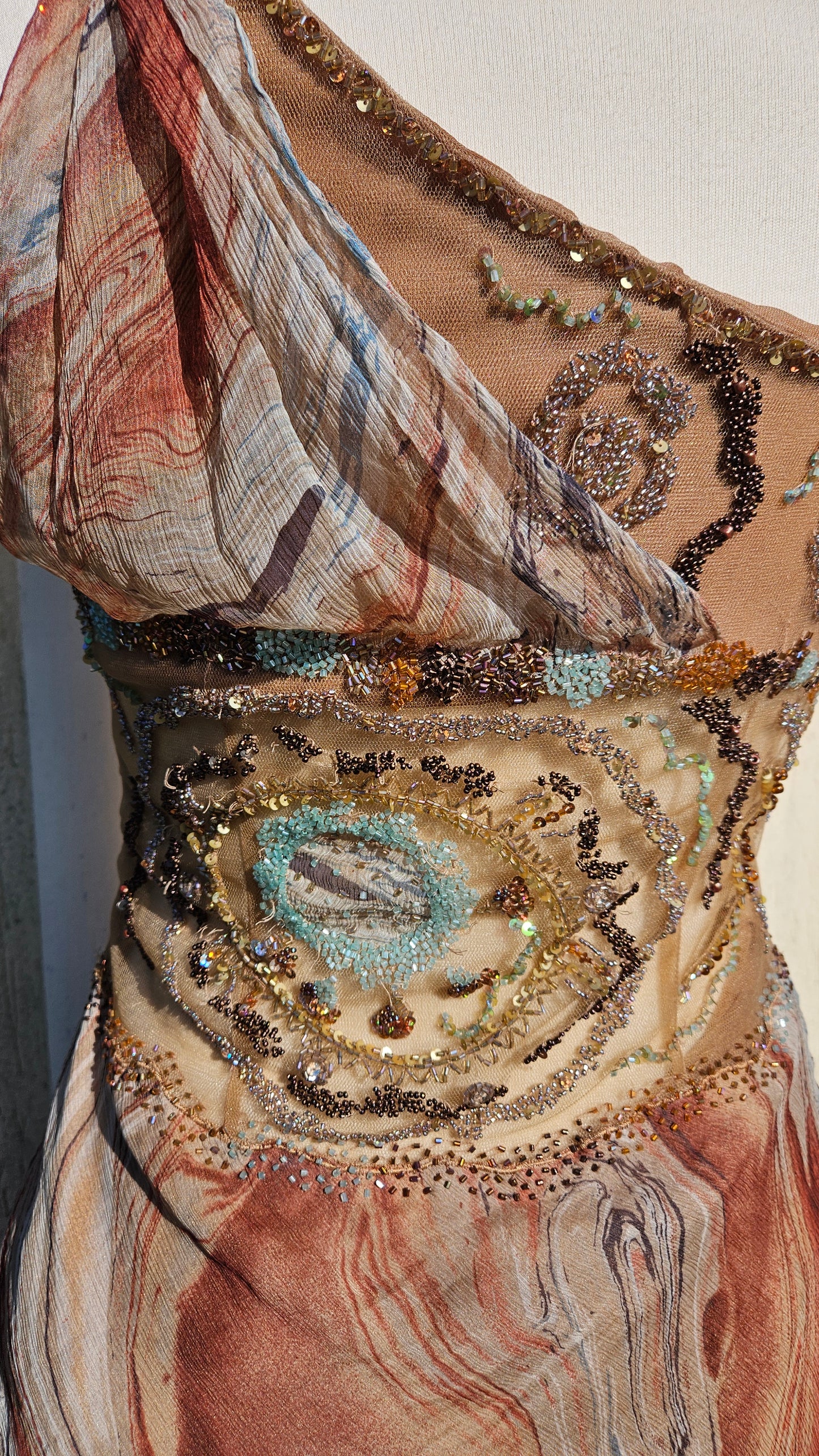 Maxi robe en soie brodée