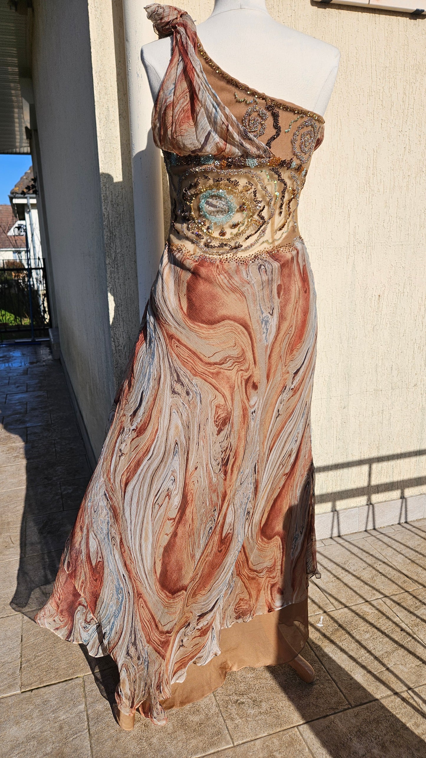 Maxi robe en soie brodée