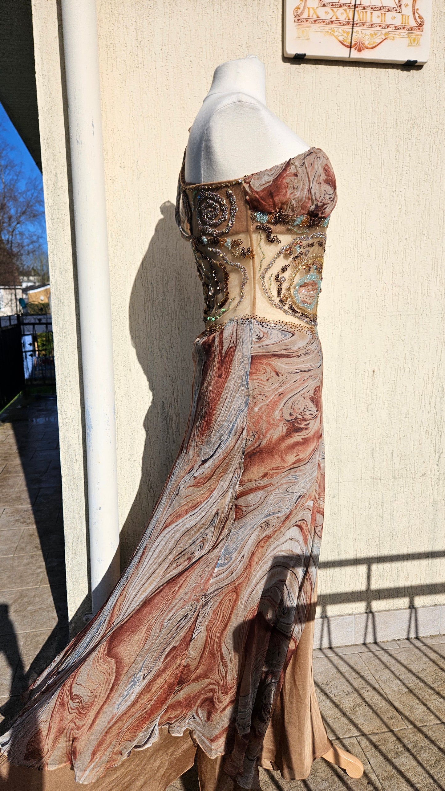 Maxi robe en soie brodée