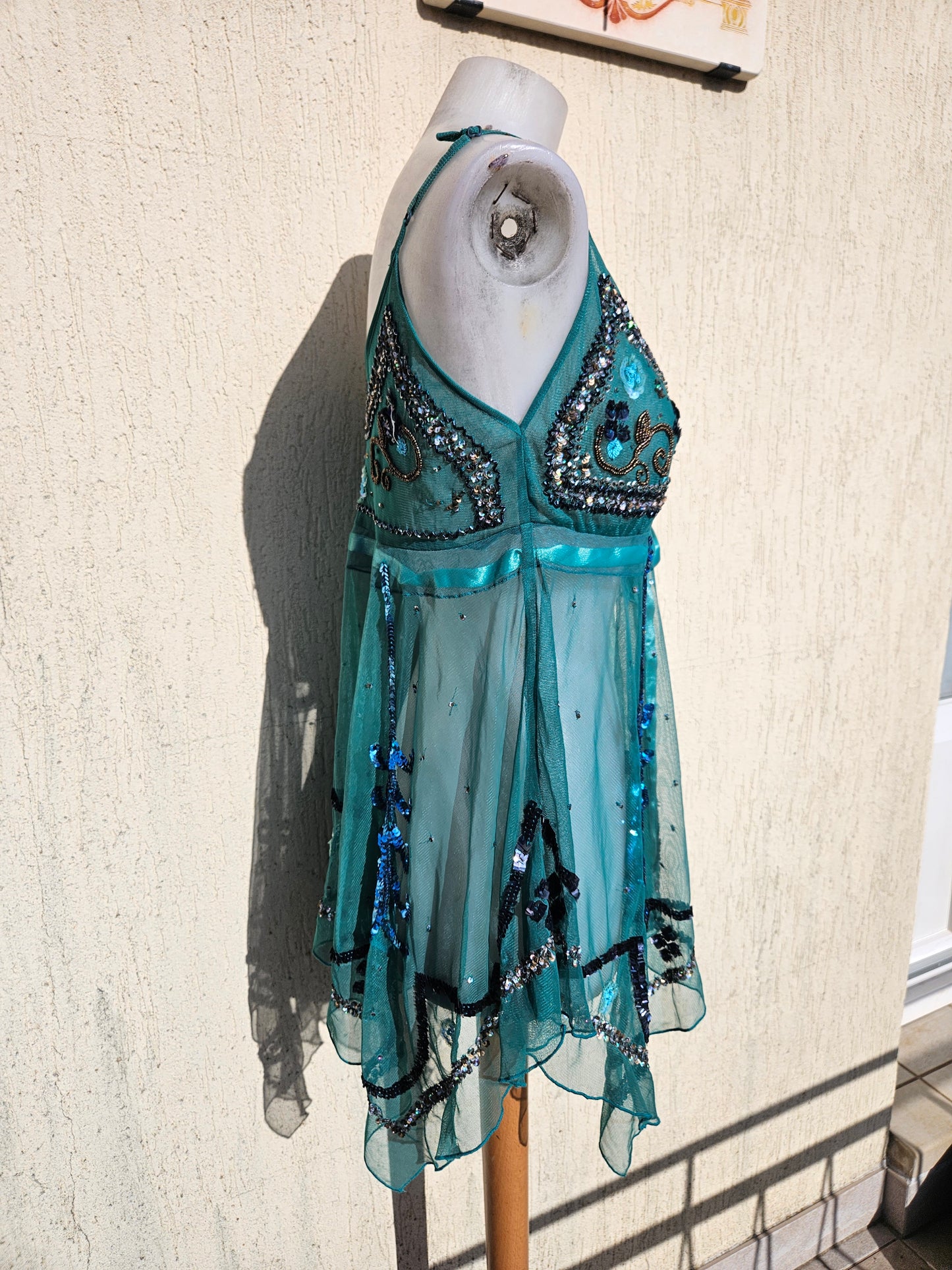 Haut asymétrique en voile brodé
