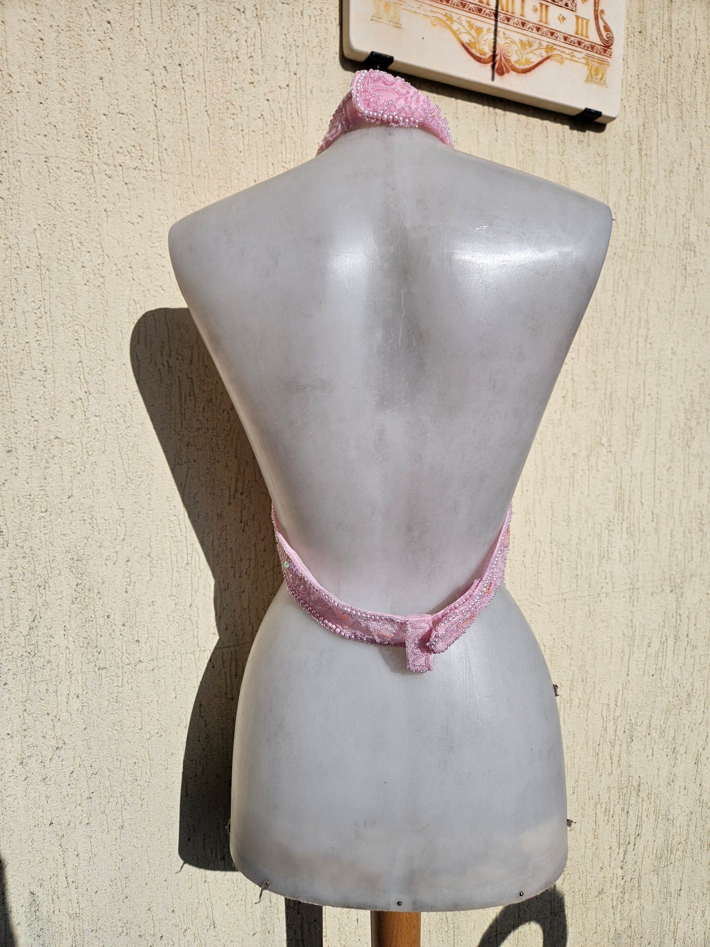 Haut dos nu brodé de perles roses