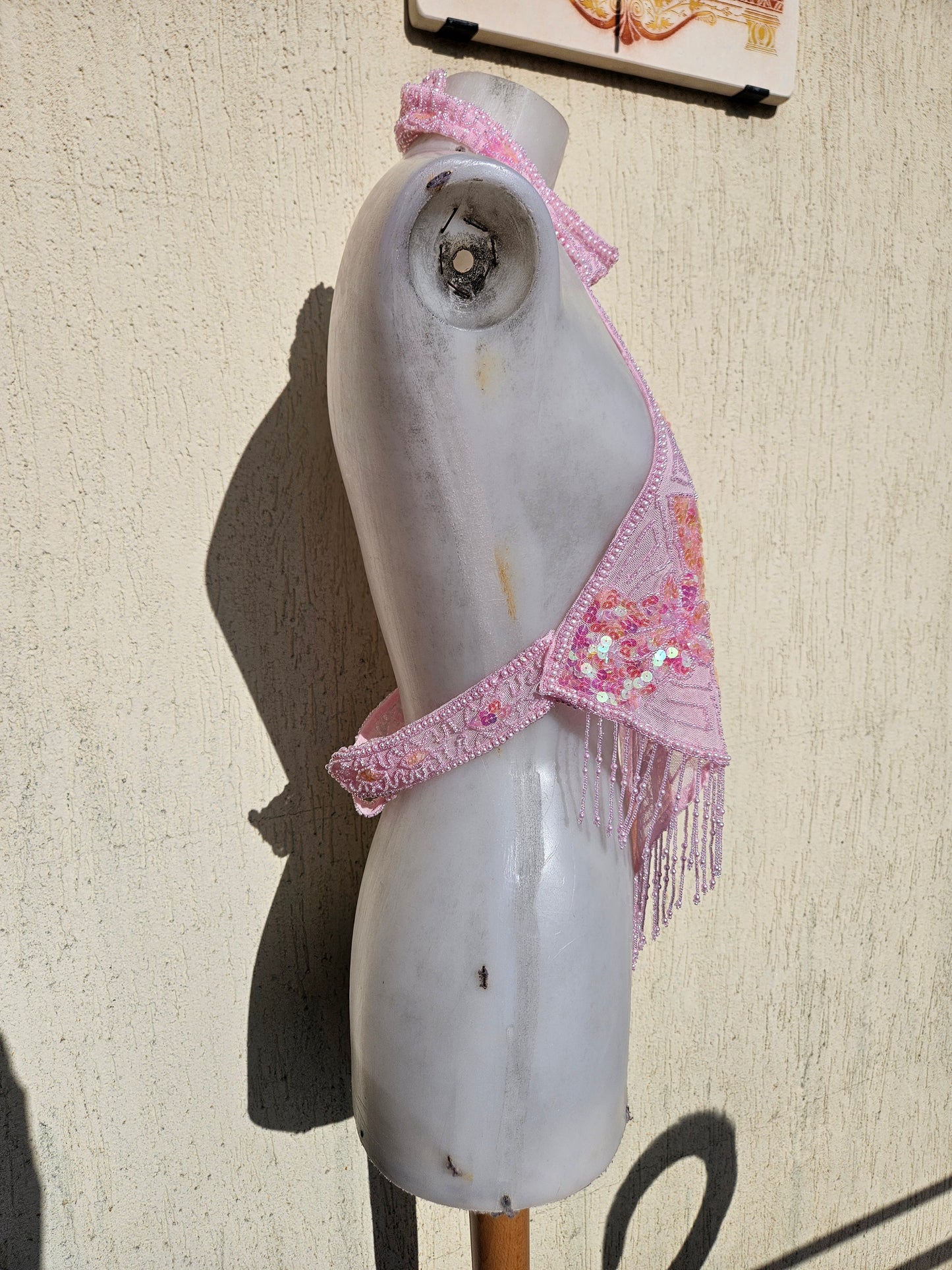 Haut dos nu brodé de perles roses