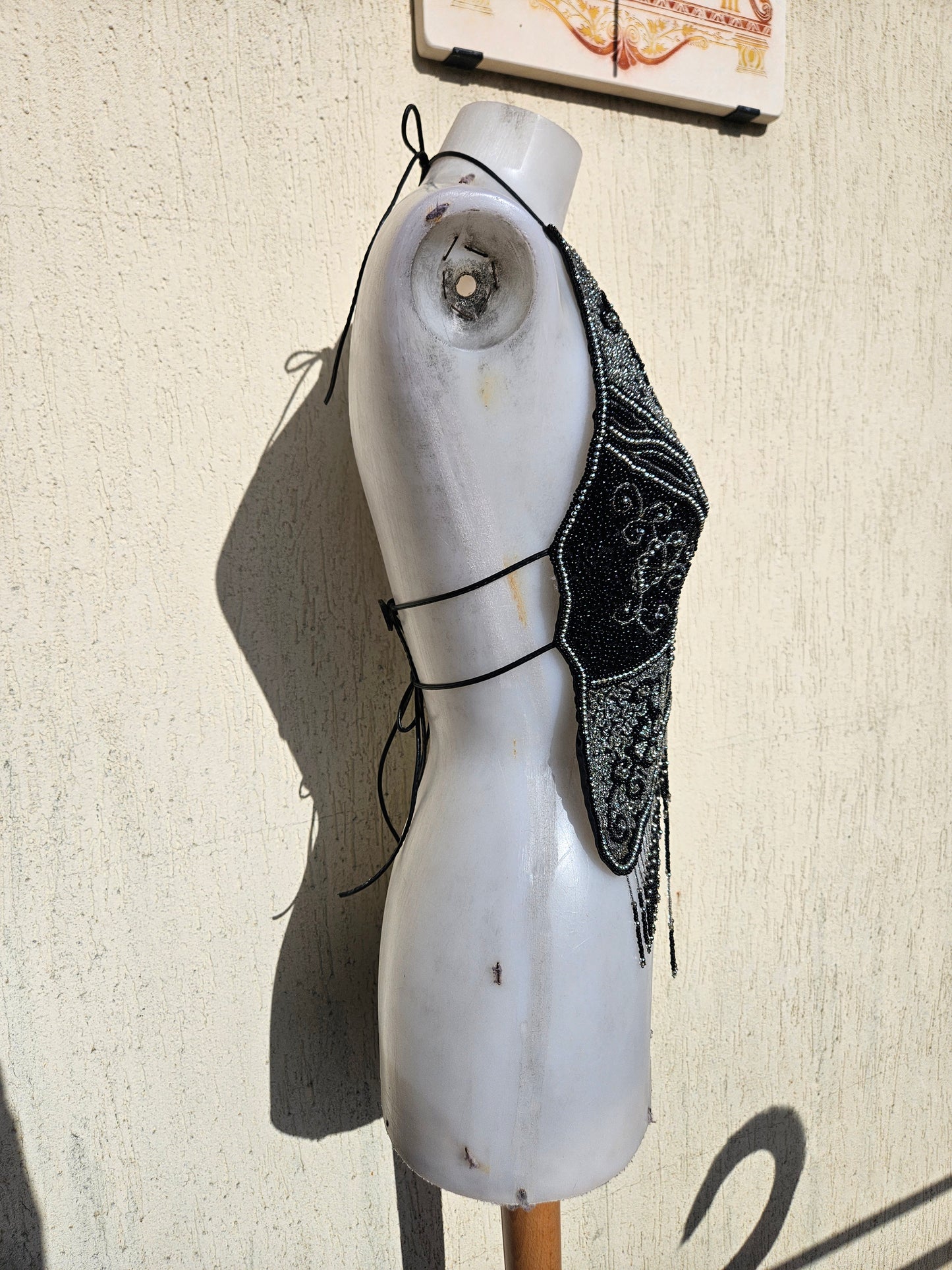 Dos nu papillon brodé de perles et sequins