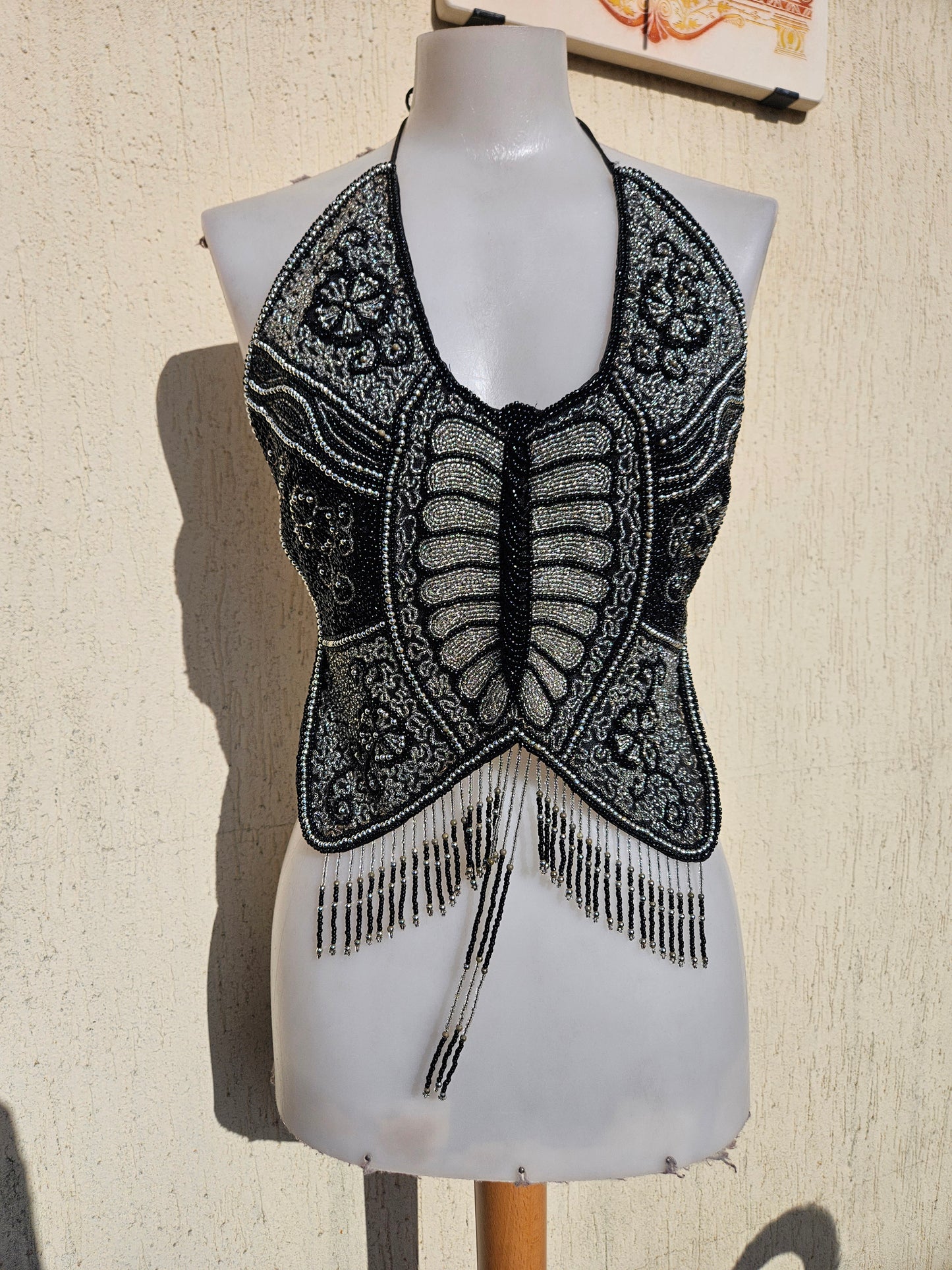 Dos nu papillon brodé de perles et sequins