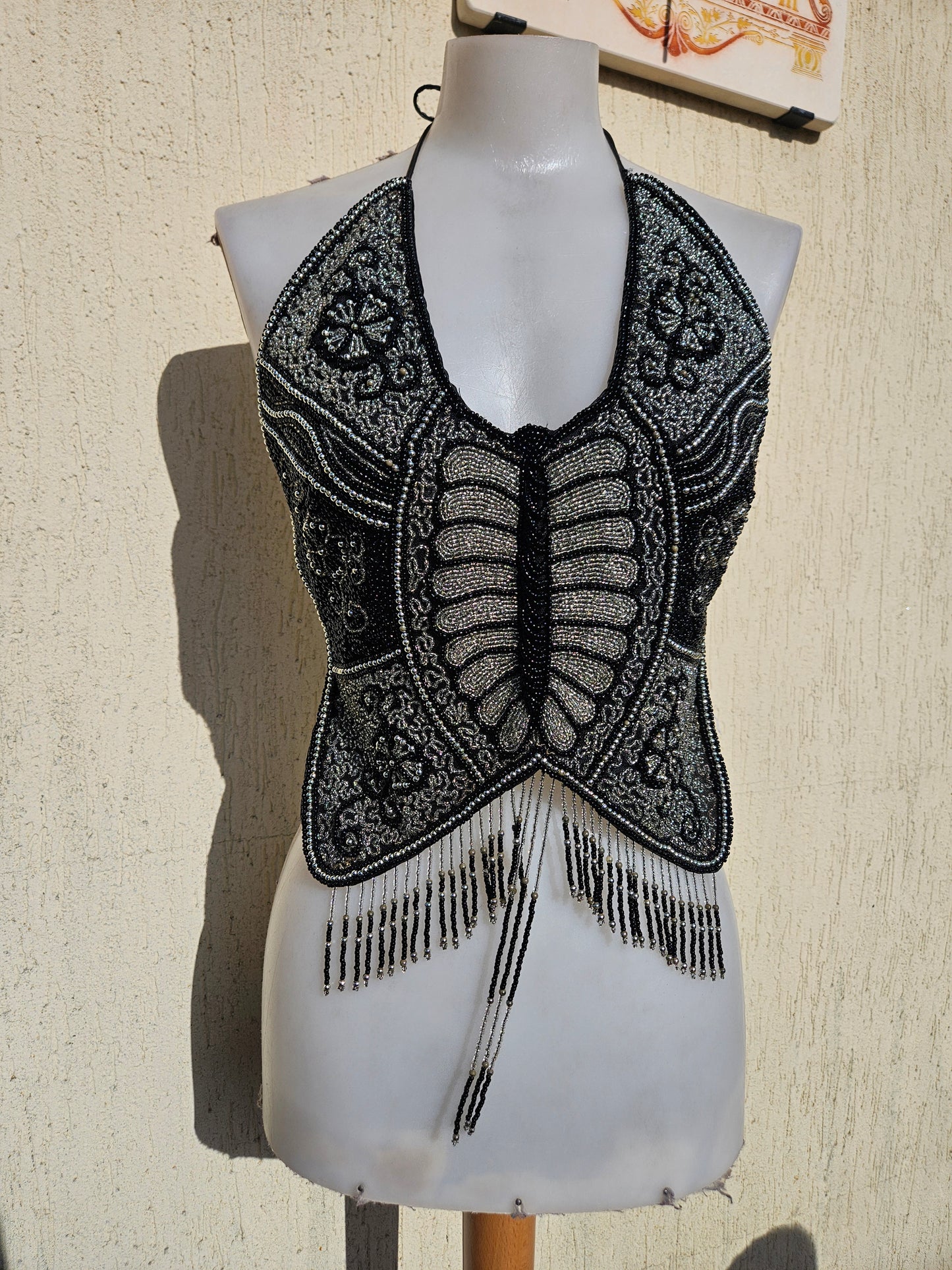 Dos nu papillon brodé de perles et sequins