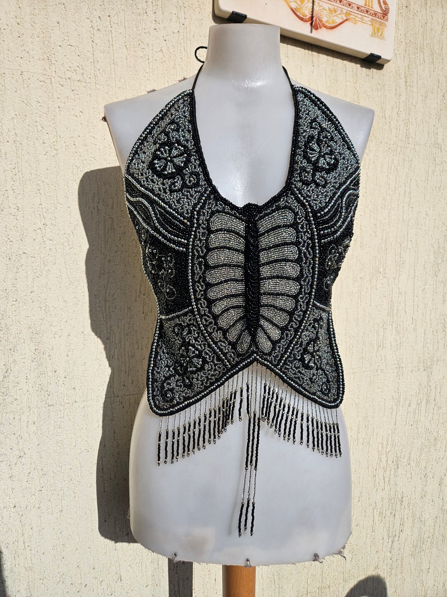 Dos nu papillon brodé de perles et sequins