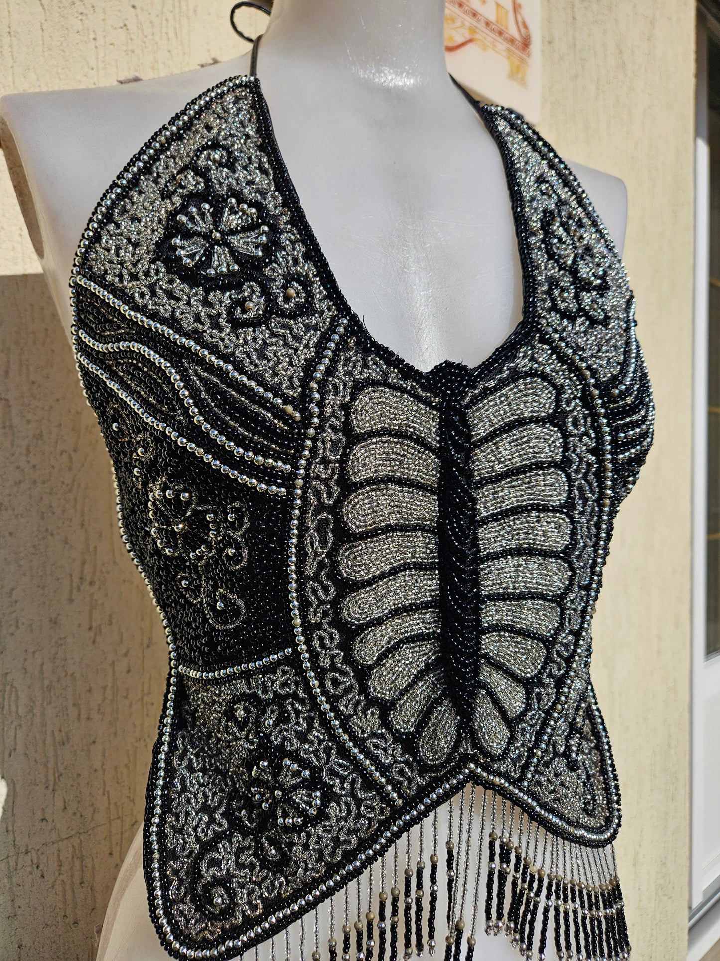 Dos nu papillon brodé de perles et sequins
