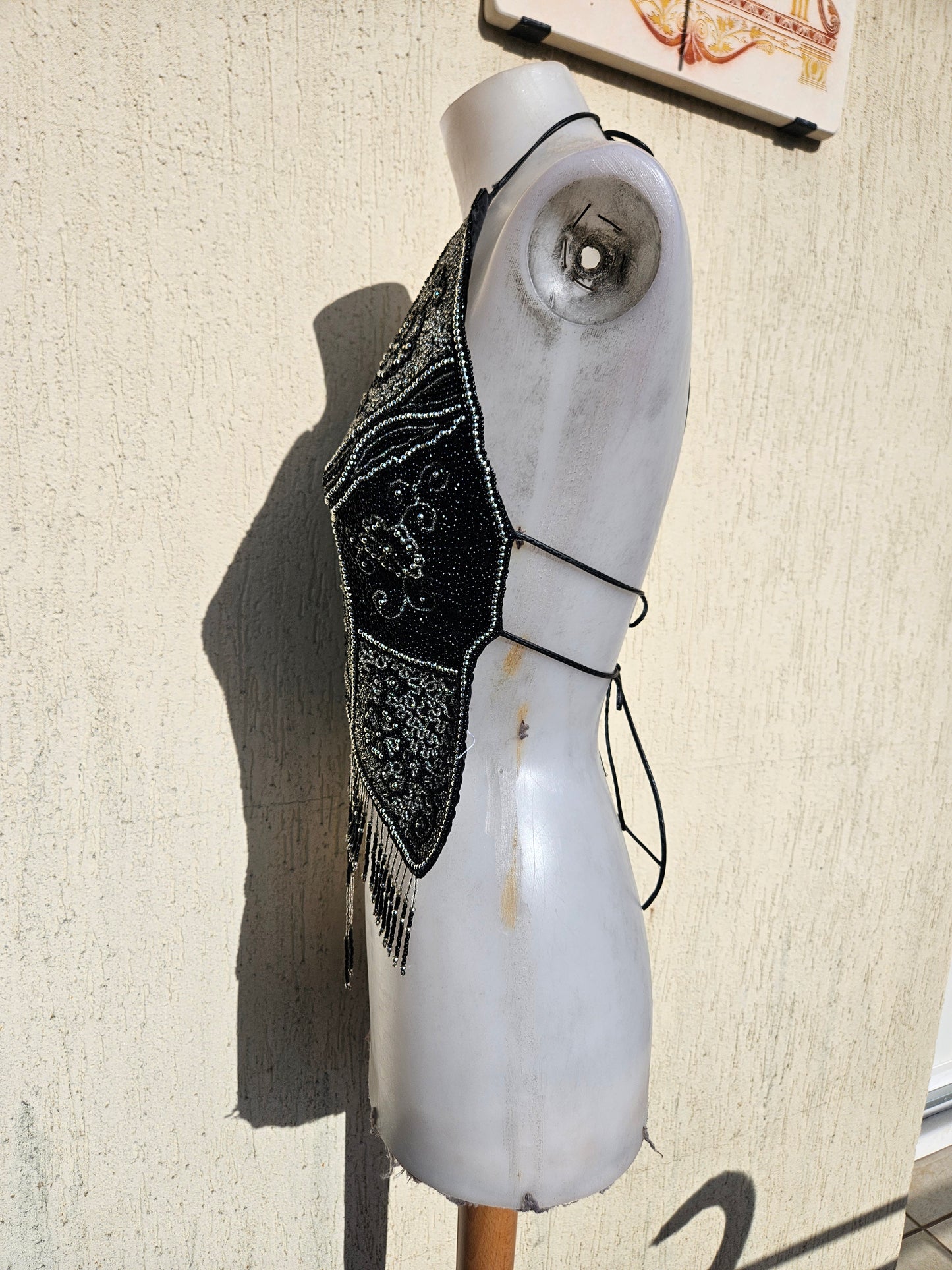 Dos nu papillon brodé de perles et sequins