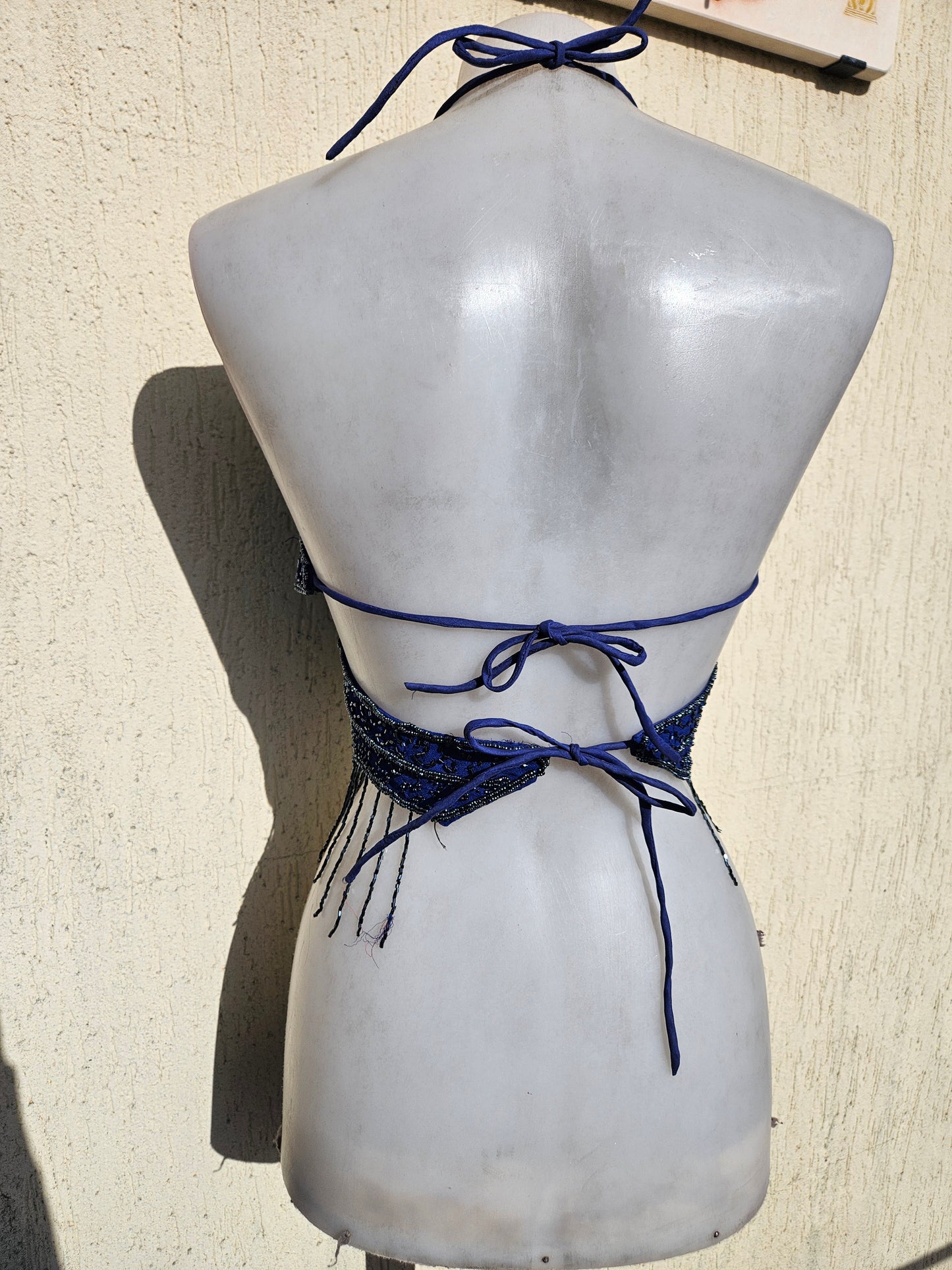 Haut dos nu papillon bleu marine perles et sequins