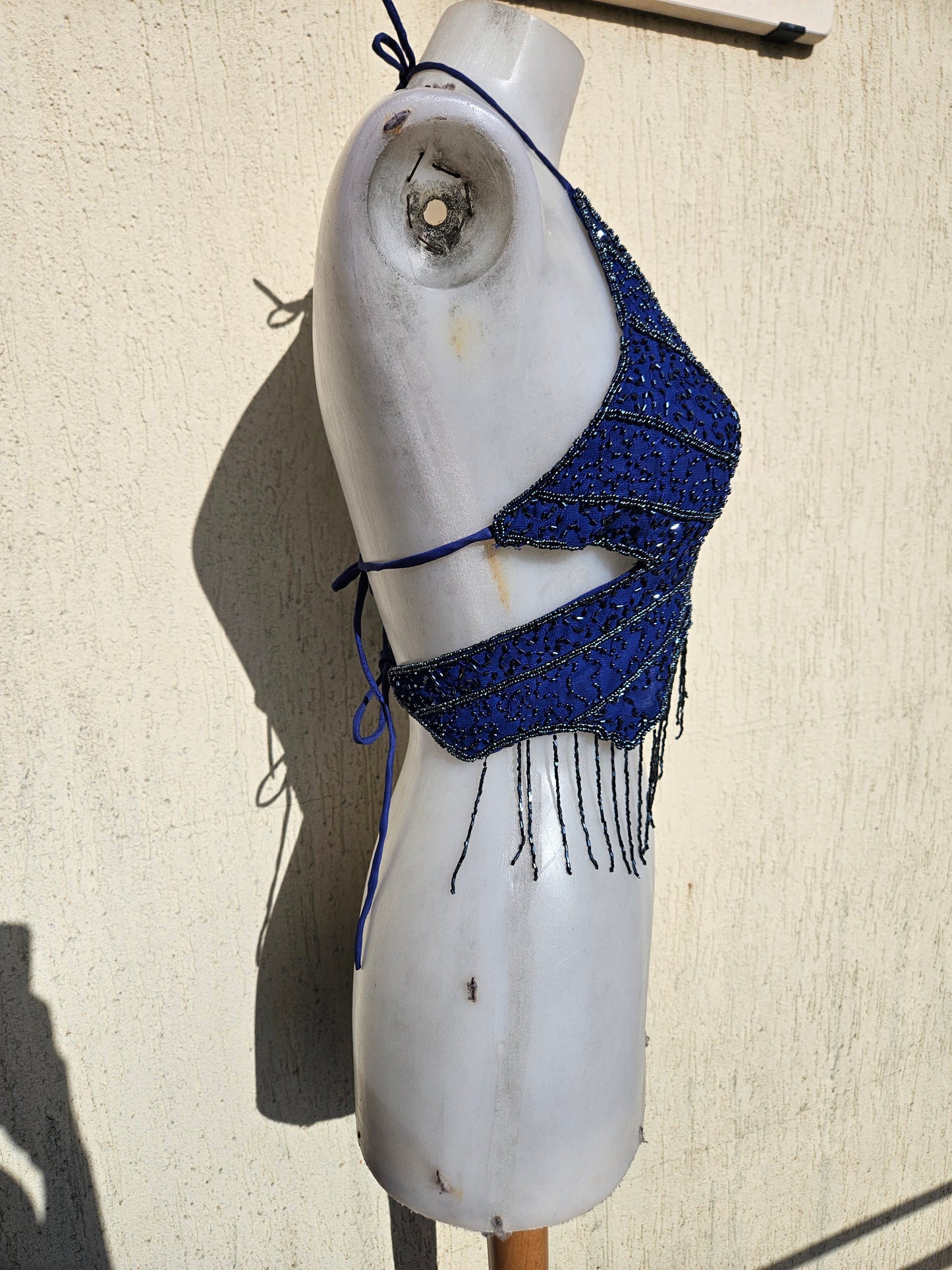 Haut dos nu papillon bleu marine perles et sequins