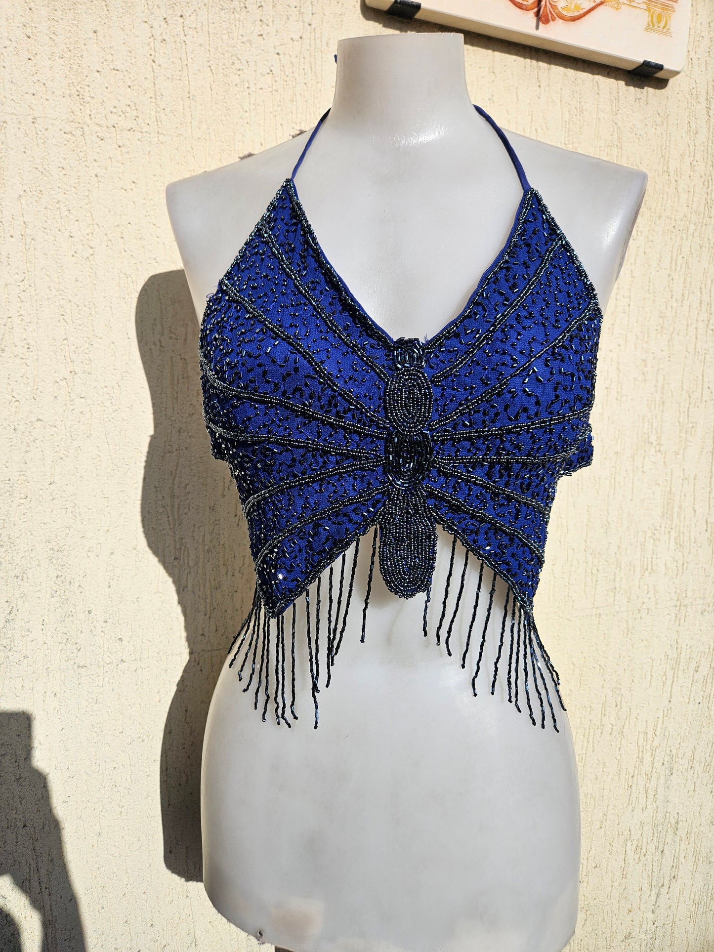 Haut dos nu papillon bleu marine perles et sequins