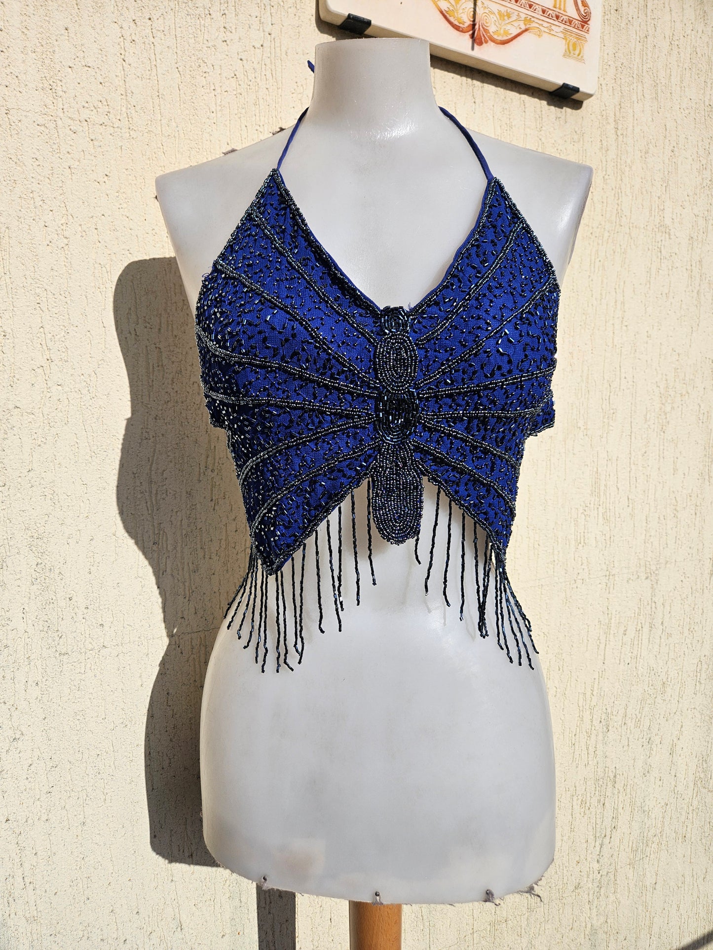 Haut dos nu papillon bleu marine perles et sequins