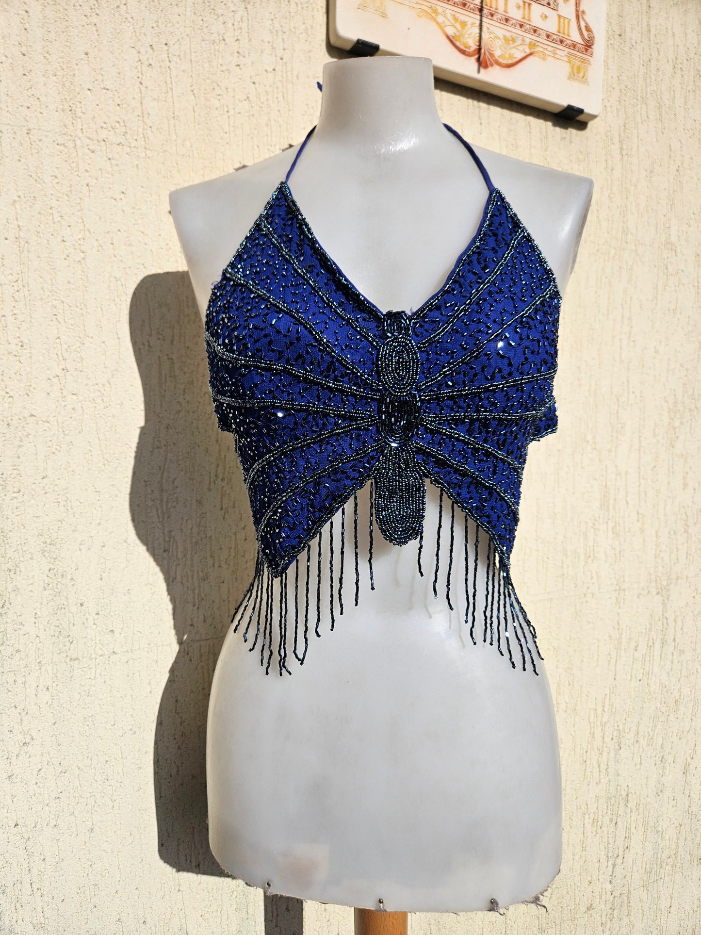 Haut dos nu papillon bleu marine perles et sequins