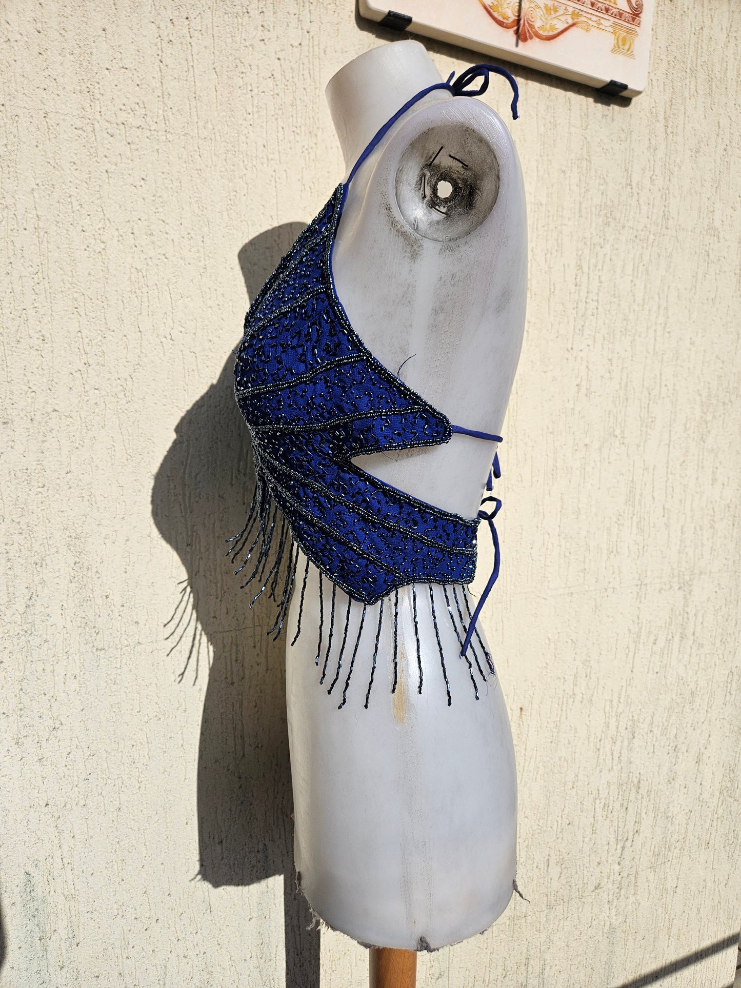 Haut dos nu papillon bleu marine perles et sequins