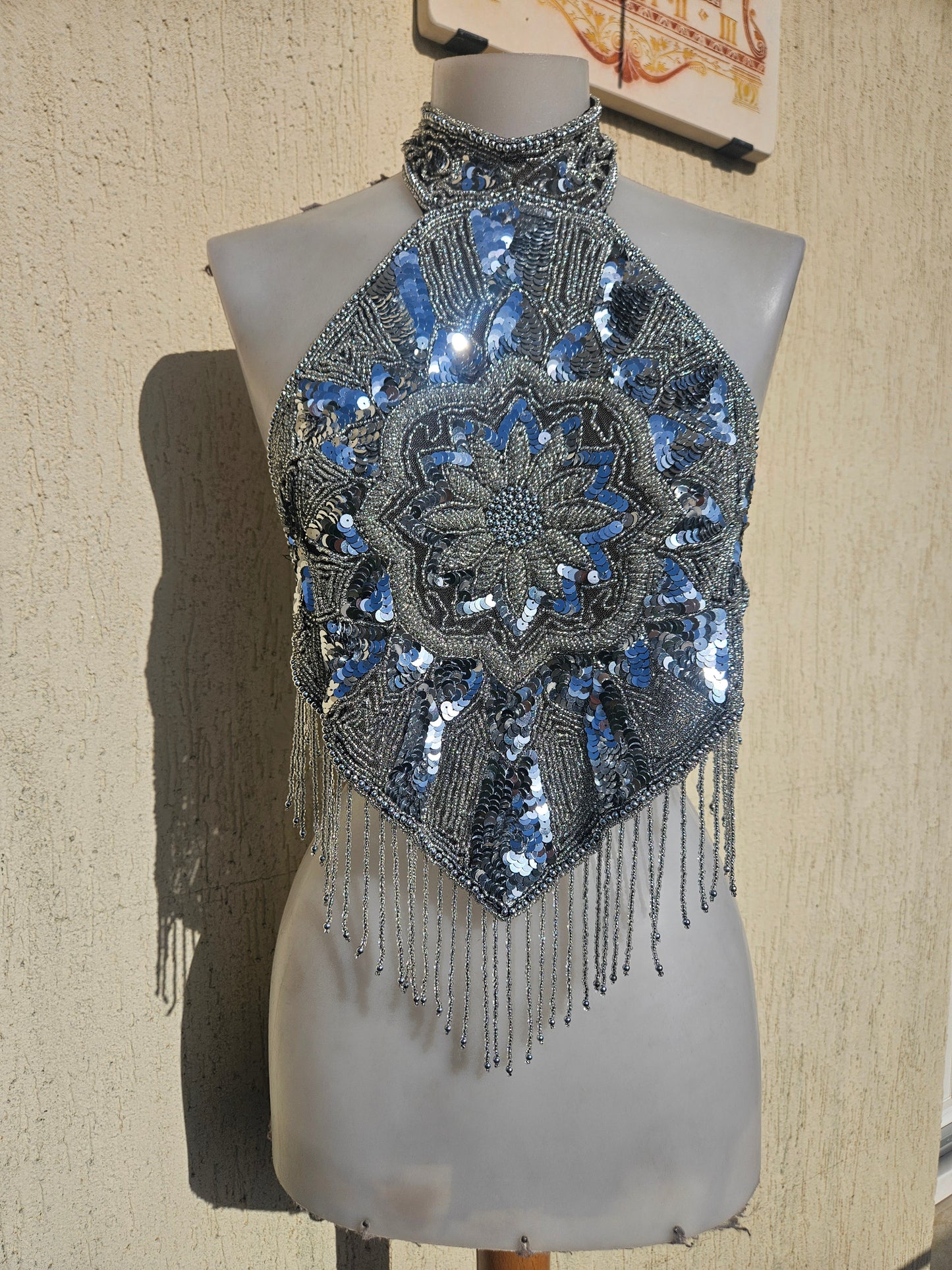 Dos nu brodé de sequins noir et argent