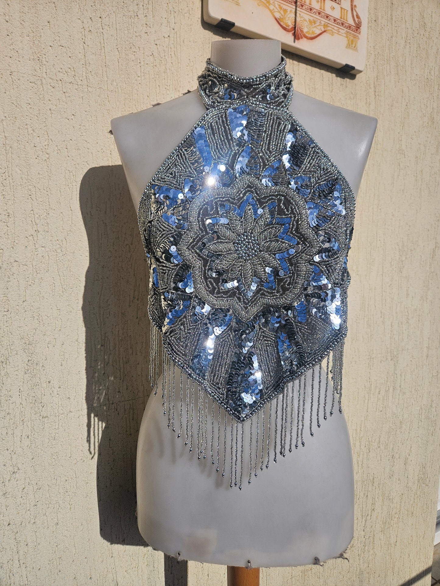 Dos nu brodé de sequins noir et argent