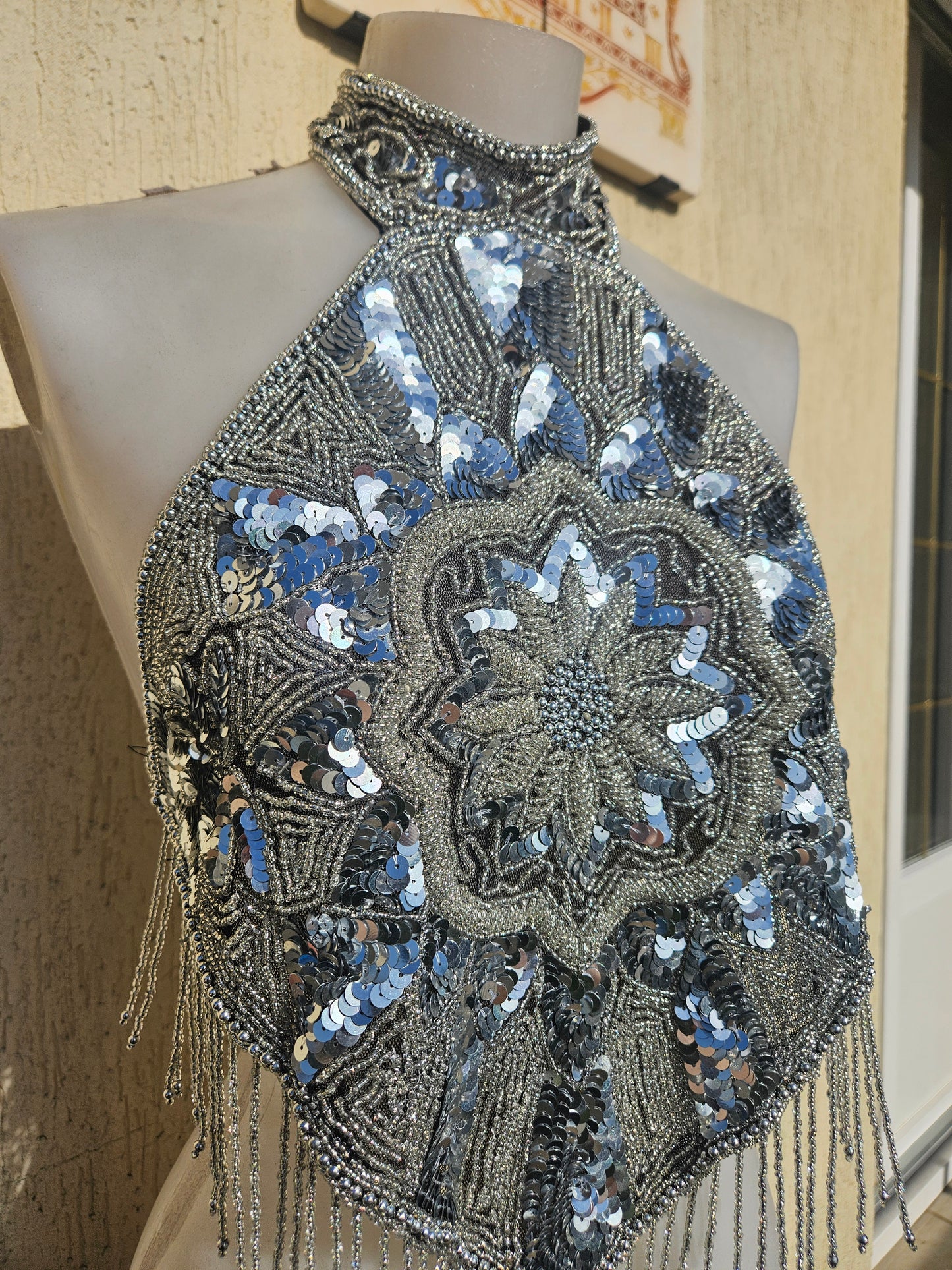 Dos nu brodé de sequins noir et argent