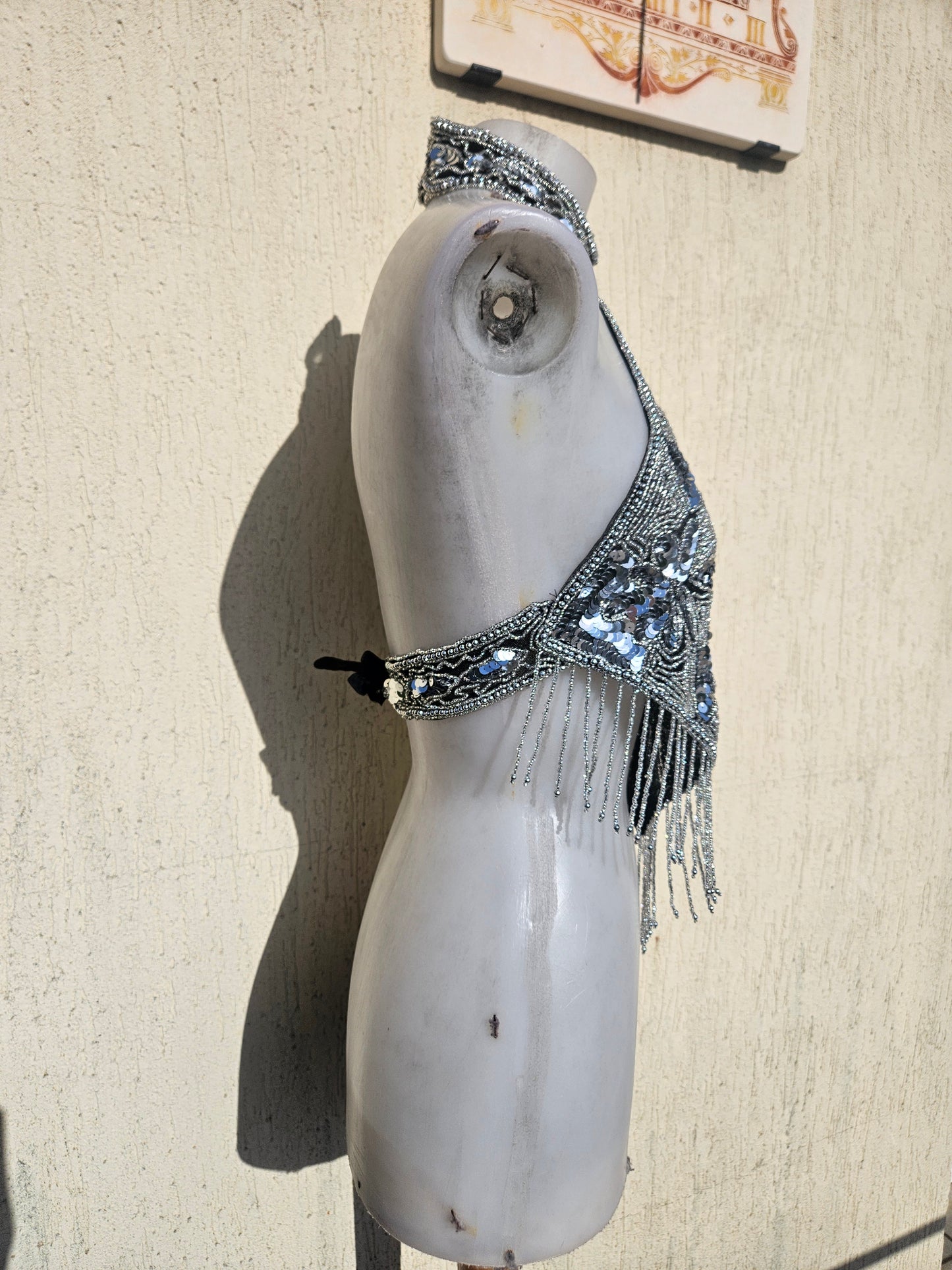 Dos nu brodé de sequins noir et argent