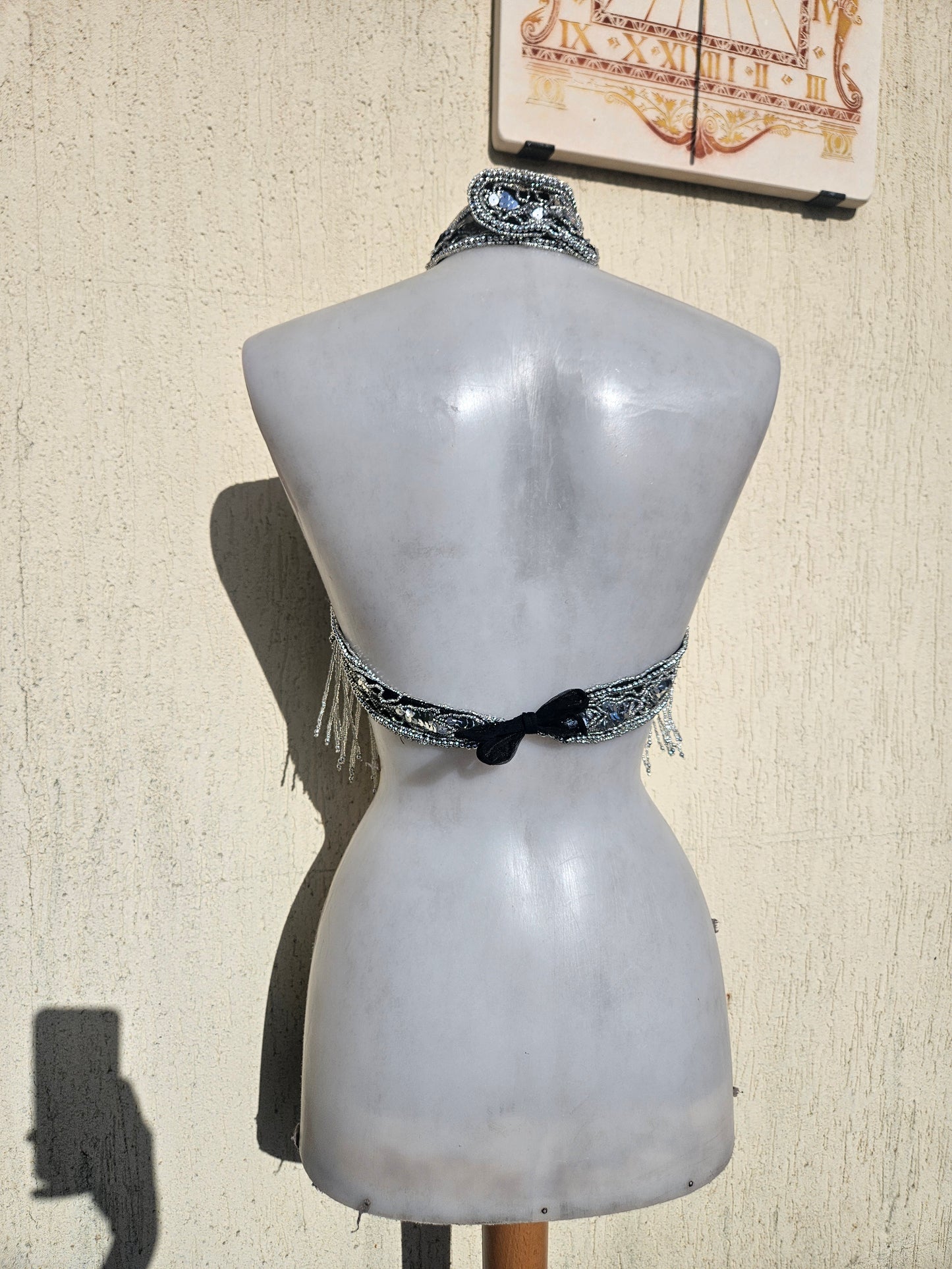 Dos nu brodé de sequins noir et argent