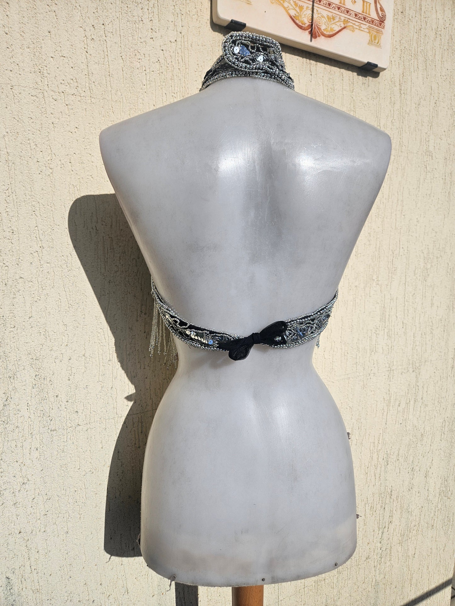 Dos nu brodé de sequins noir et argent