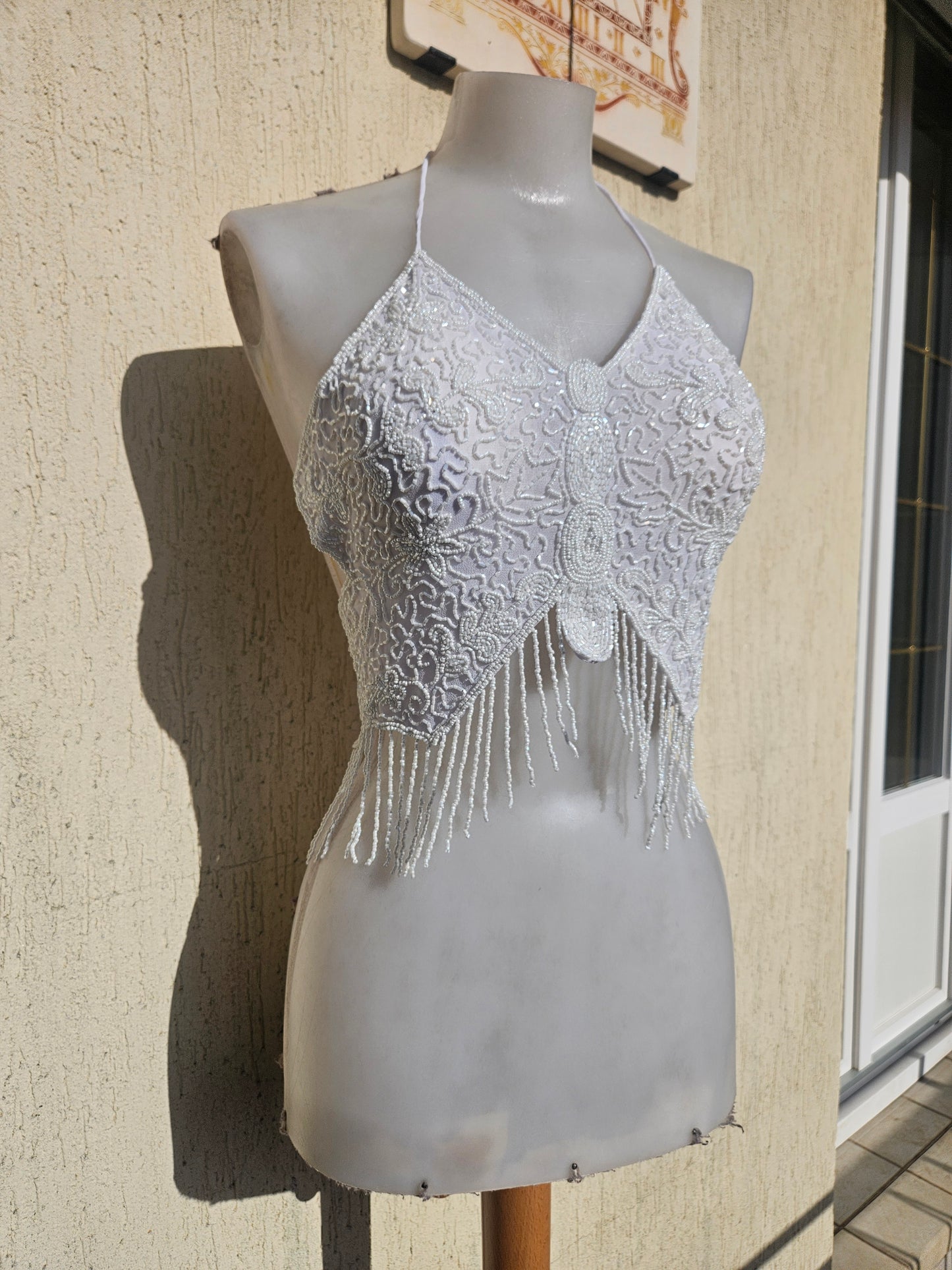 Haut dos nu papillon blanc perles et sequins