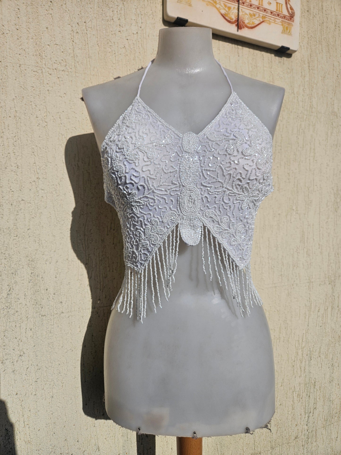 Haut dos nu papillon blanc perles et sequins