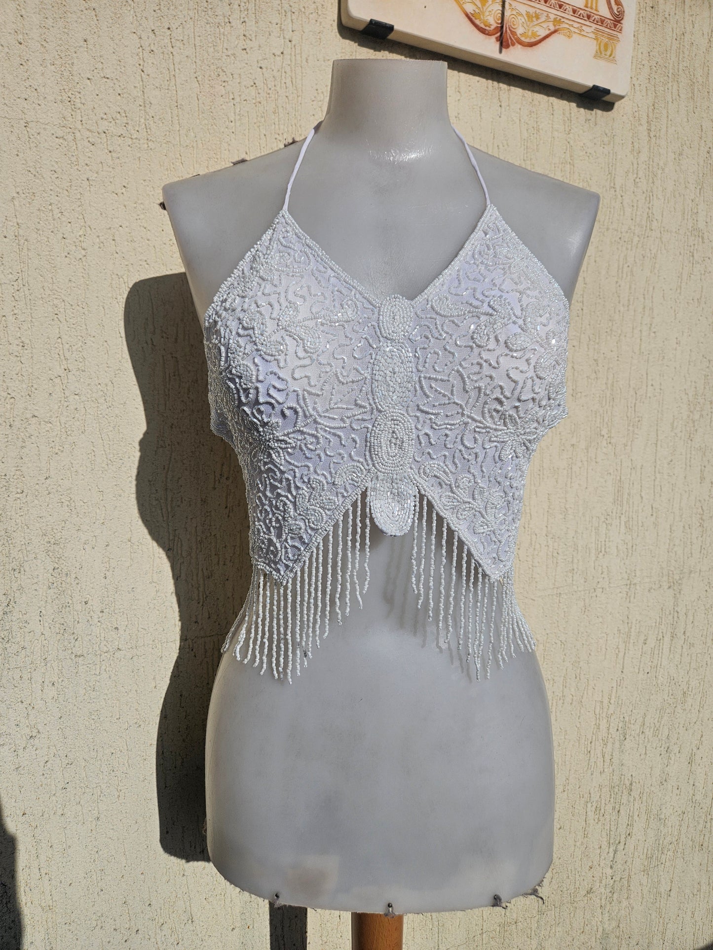 Haut dos nu papillon blanc perles et sequins