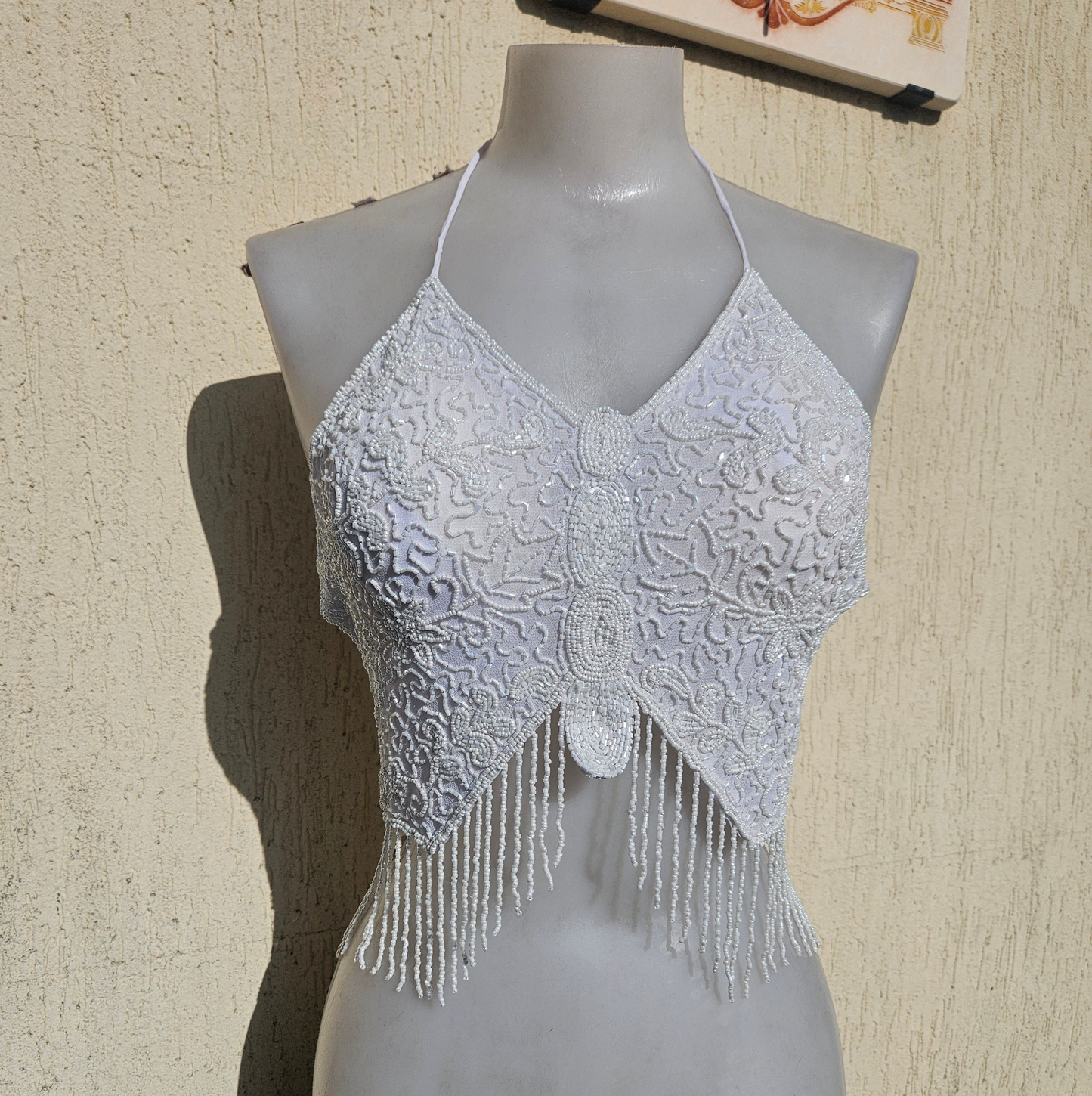 Haut dos nu papillon blanc perles et sequins