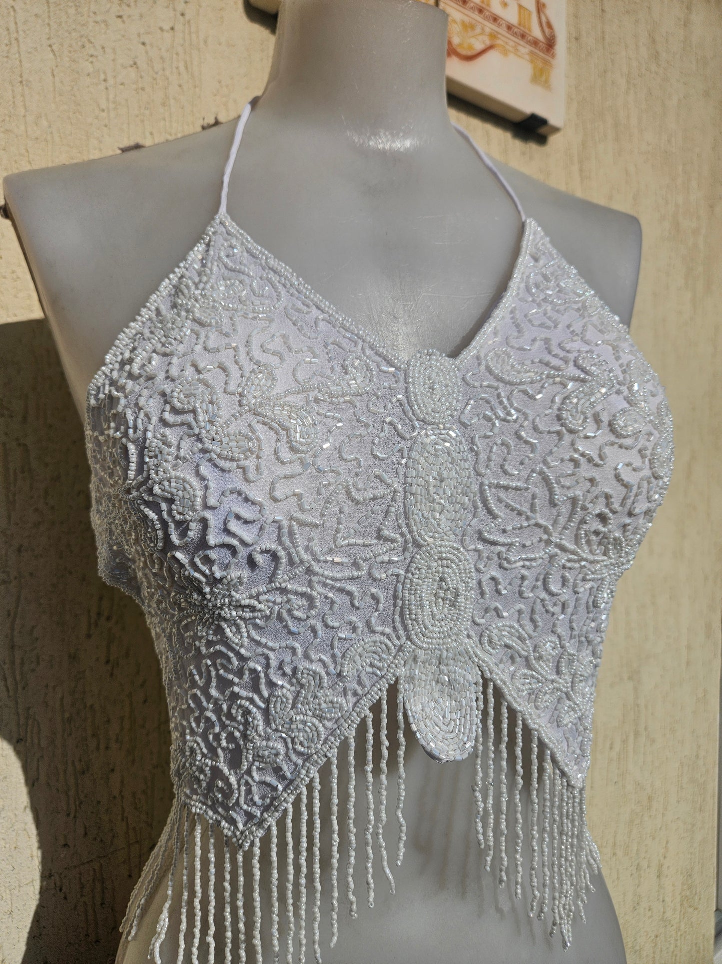 Haut dos nu papillon blanc perles et sequins
