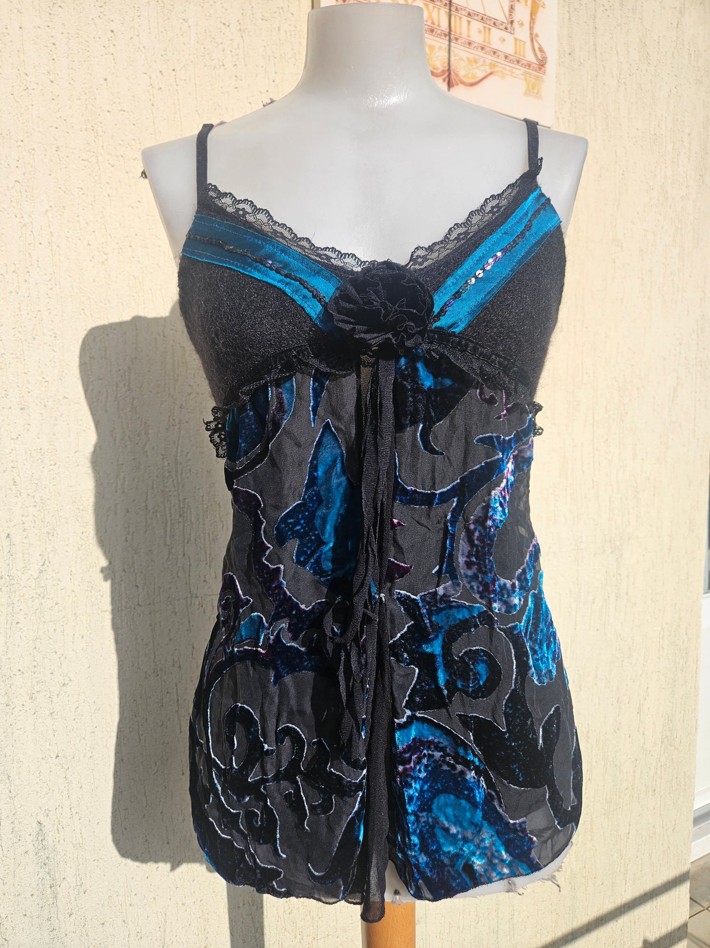 Haut noir détails bleus