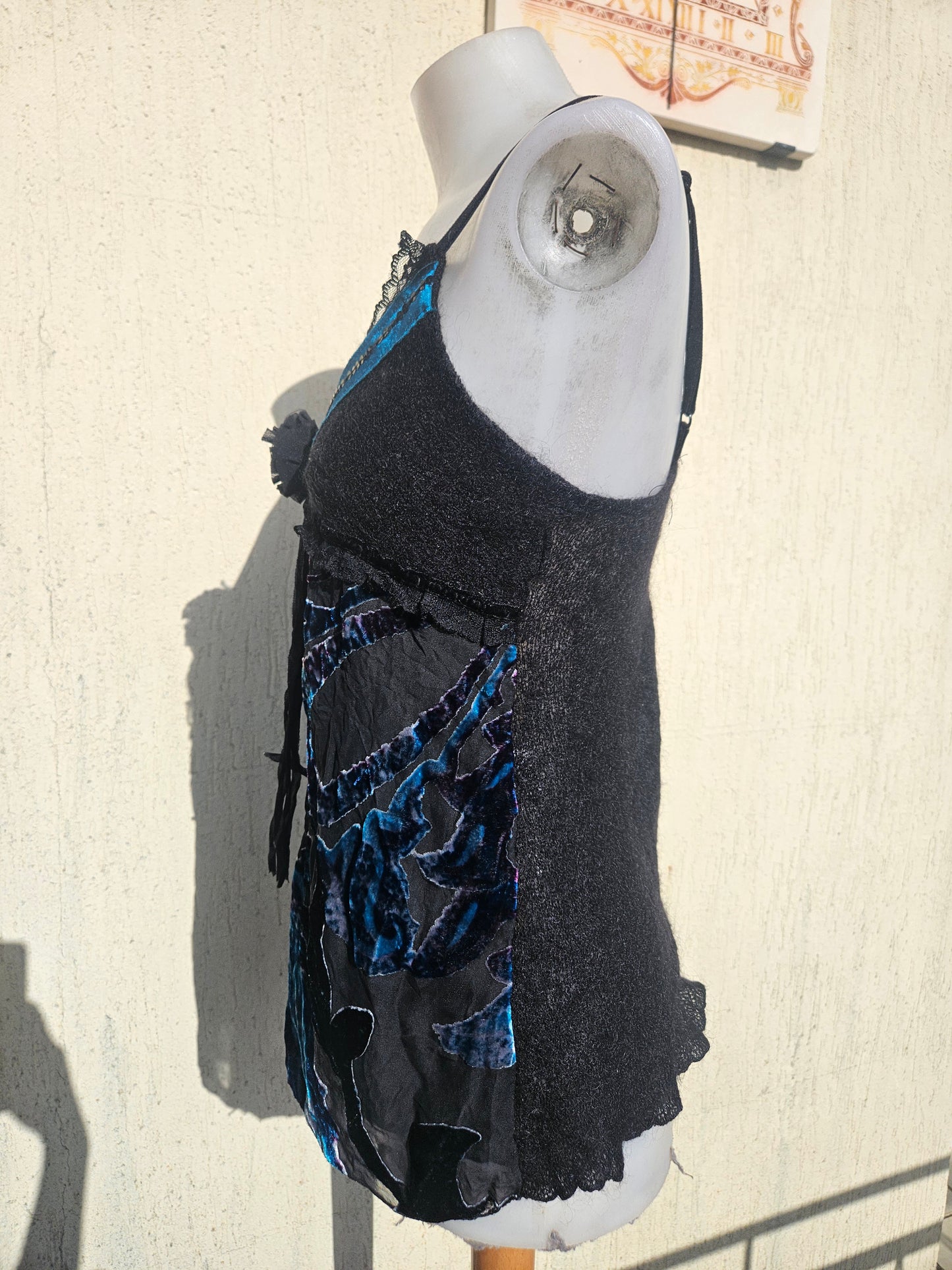 Haut noir détails bleus