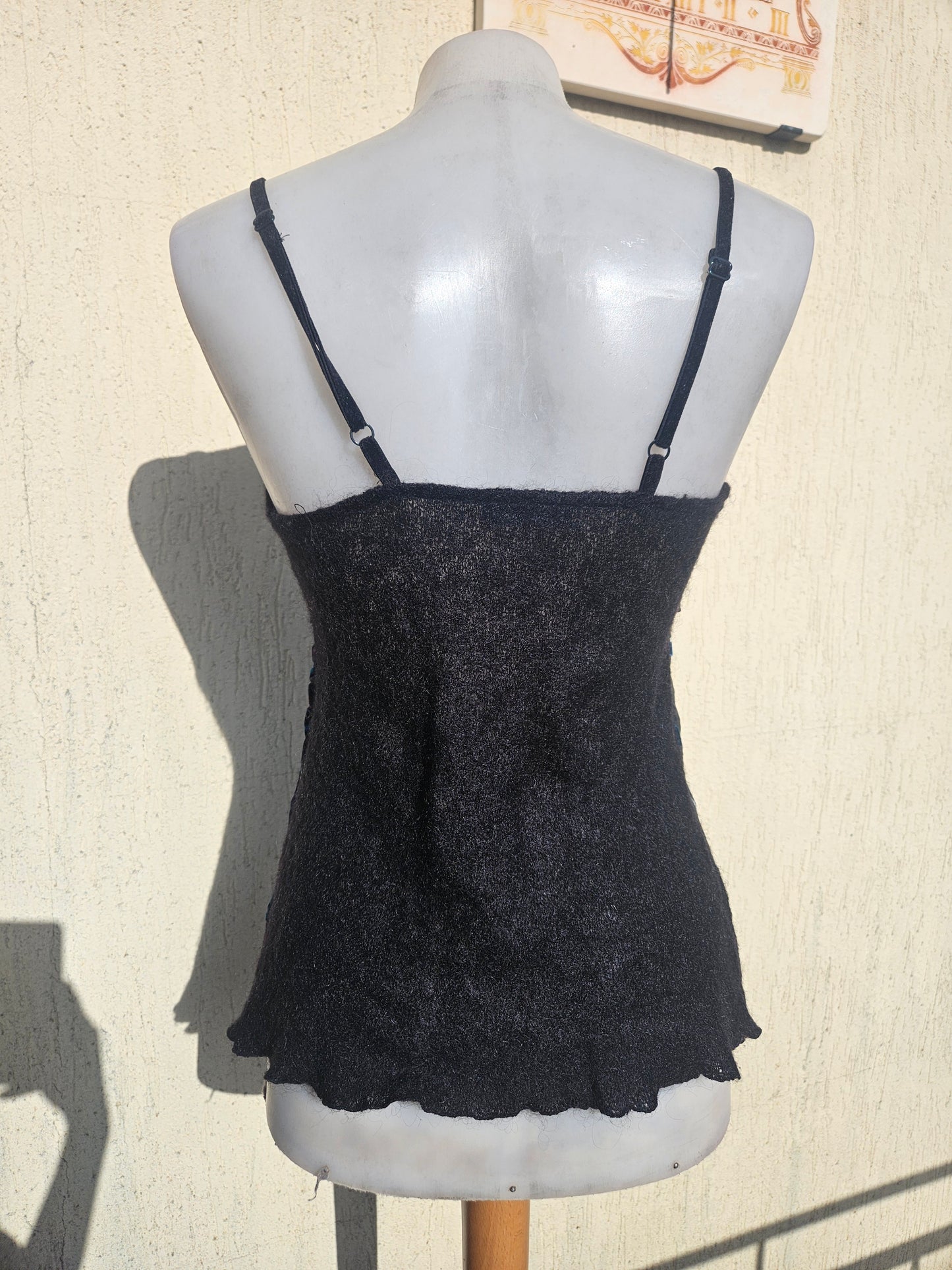 Haut noir détails bleus